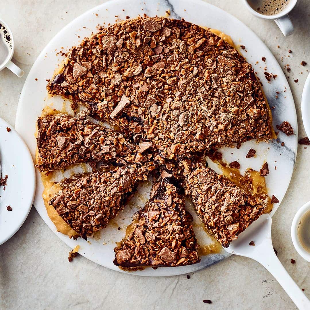 Die bekannte schwedische Mandeltorte lässt sich mit etwas Aufwand selber herstellen: Knusprig garniert und mit selbstgemachter Füllung ist die Daim-Torte ein besonders süßes Highlight.