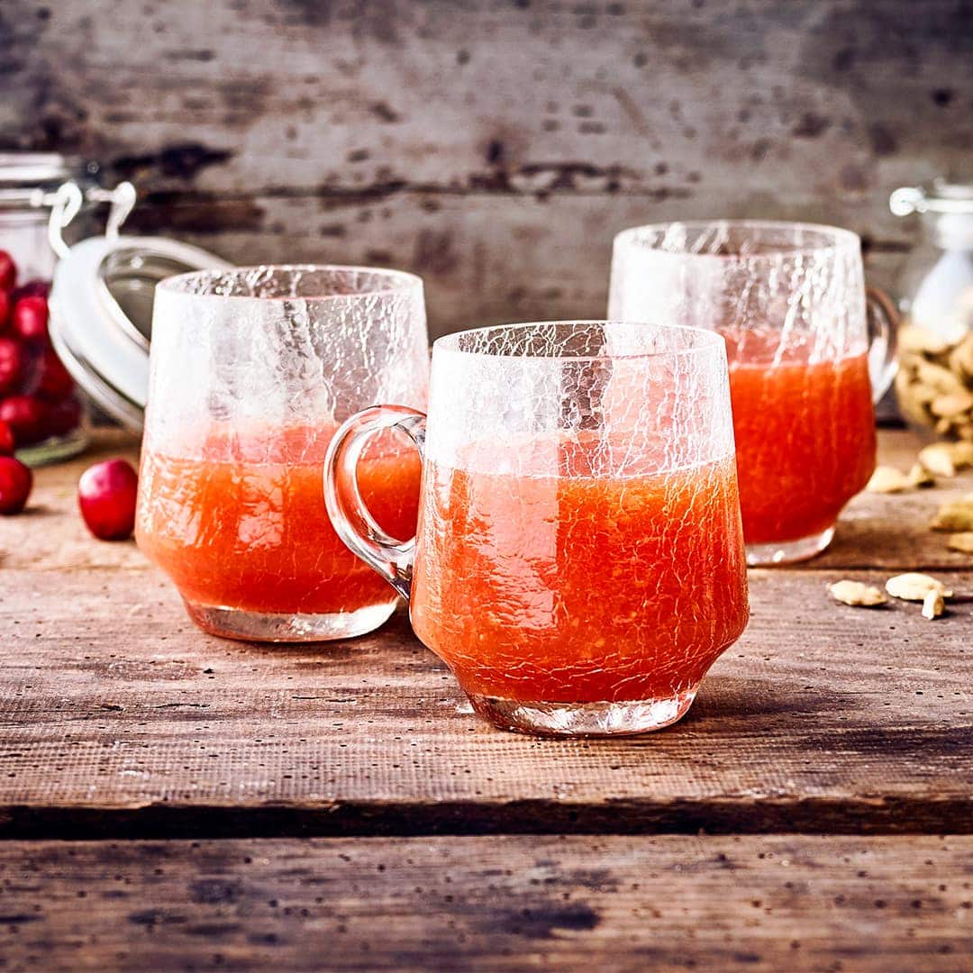 Mit den richtigen Zutaten braucht ein Punsch keinen Alkohol! Das beweisen wir Ihnen mit unserem Früchtepunsch-Rezept miMit den richtigen Zutaten braucht ein Punsch keit Cranberry-Nektar und Aprikosen.