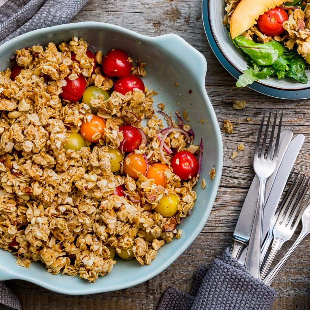 Perfekt für den Sommer: herzhafter Crumble aus Tomaten, Nüssen und Haferflocken mit Salat.