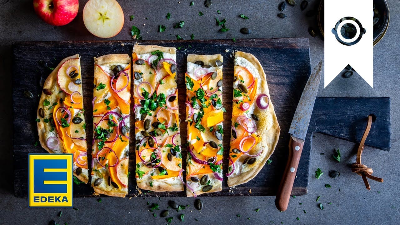 Kürbis-Flammkuchen YouTube Platzhalterbild für ein Video mit dem Titel 'Kürbis-Flammkuchen'.