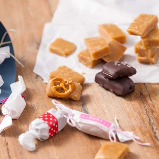 Weiche Karamell-Bonbons mit verschiedenen Toppings - ob zum Naschen oder zum Verschenken, die kleinen Teile sind ruckzuck weg!