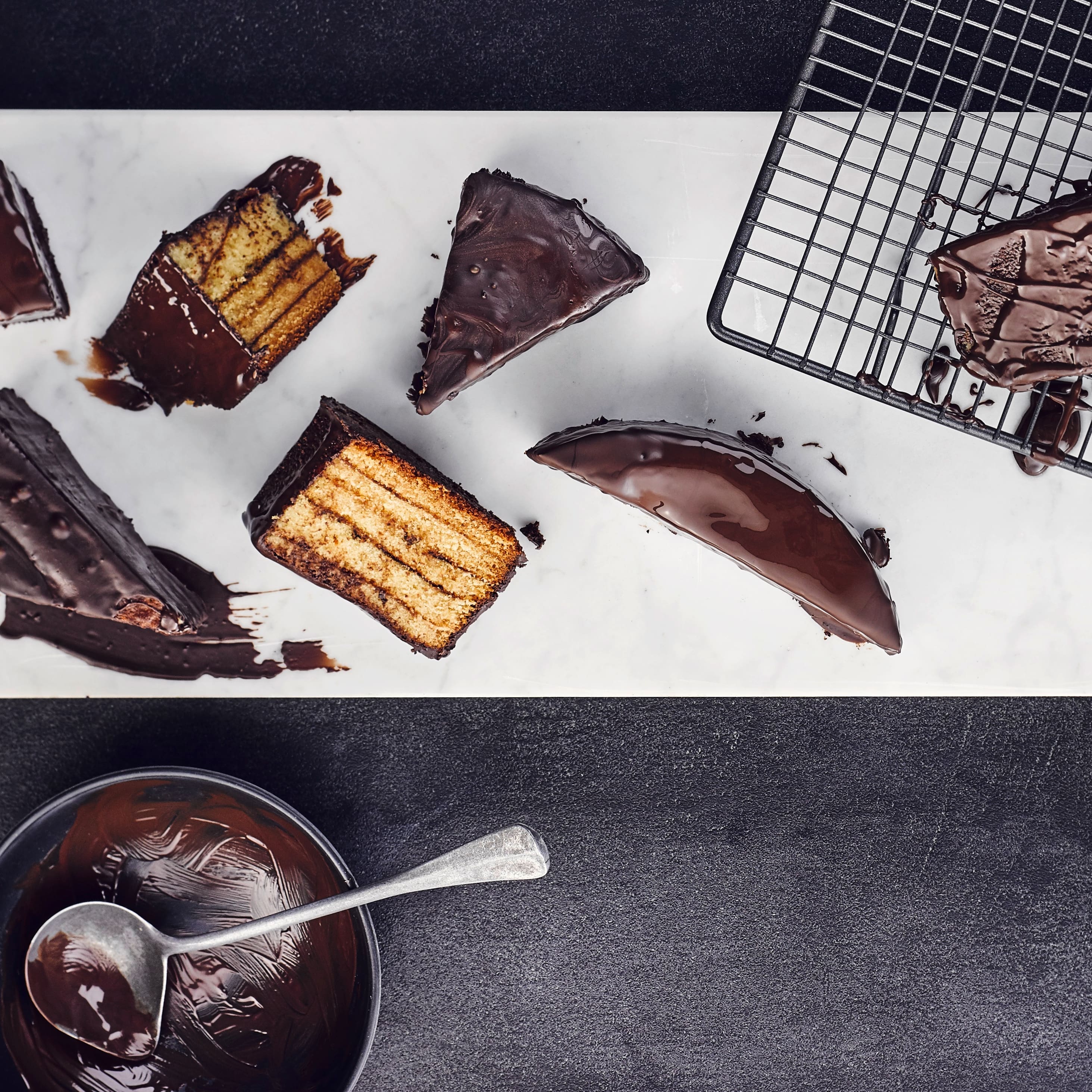 Feiner Rührteig, der auf der Zunge zergeht und eine attraktive Schichtung zeichnen unser Baumkuchen-Rezept aus. Backen Sie ein wahres Kunstwerk für Gaumen und Auge!