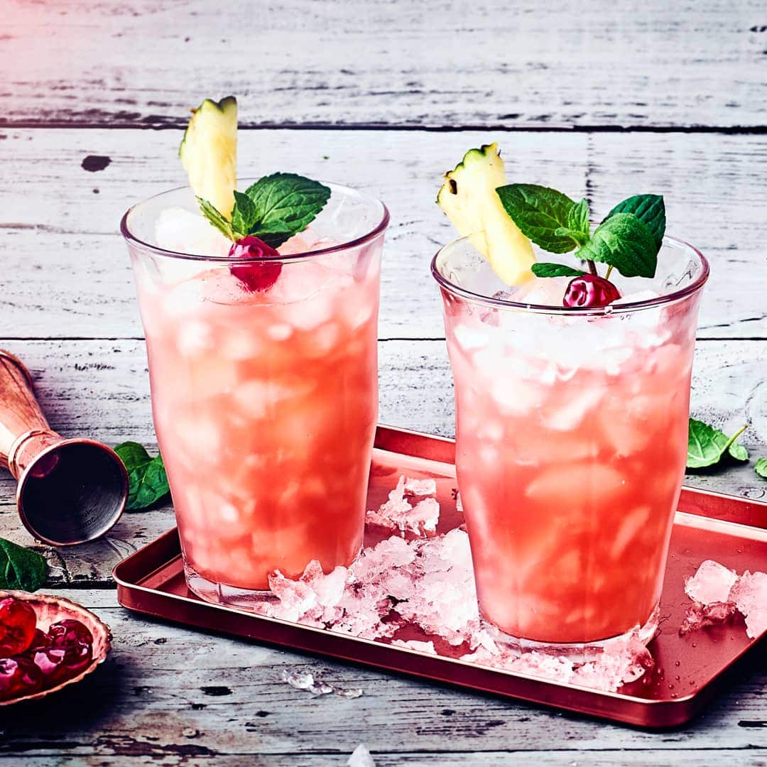 Planters Punch mit Rum, Grenadine und Orangensaft: ein karibischer Cocktail ganz einfach zubereitet.