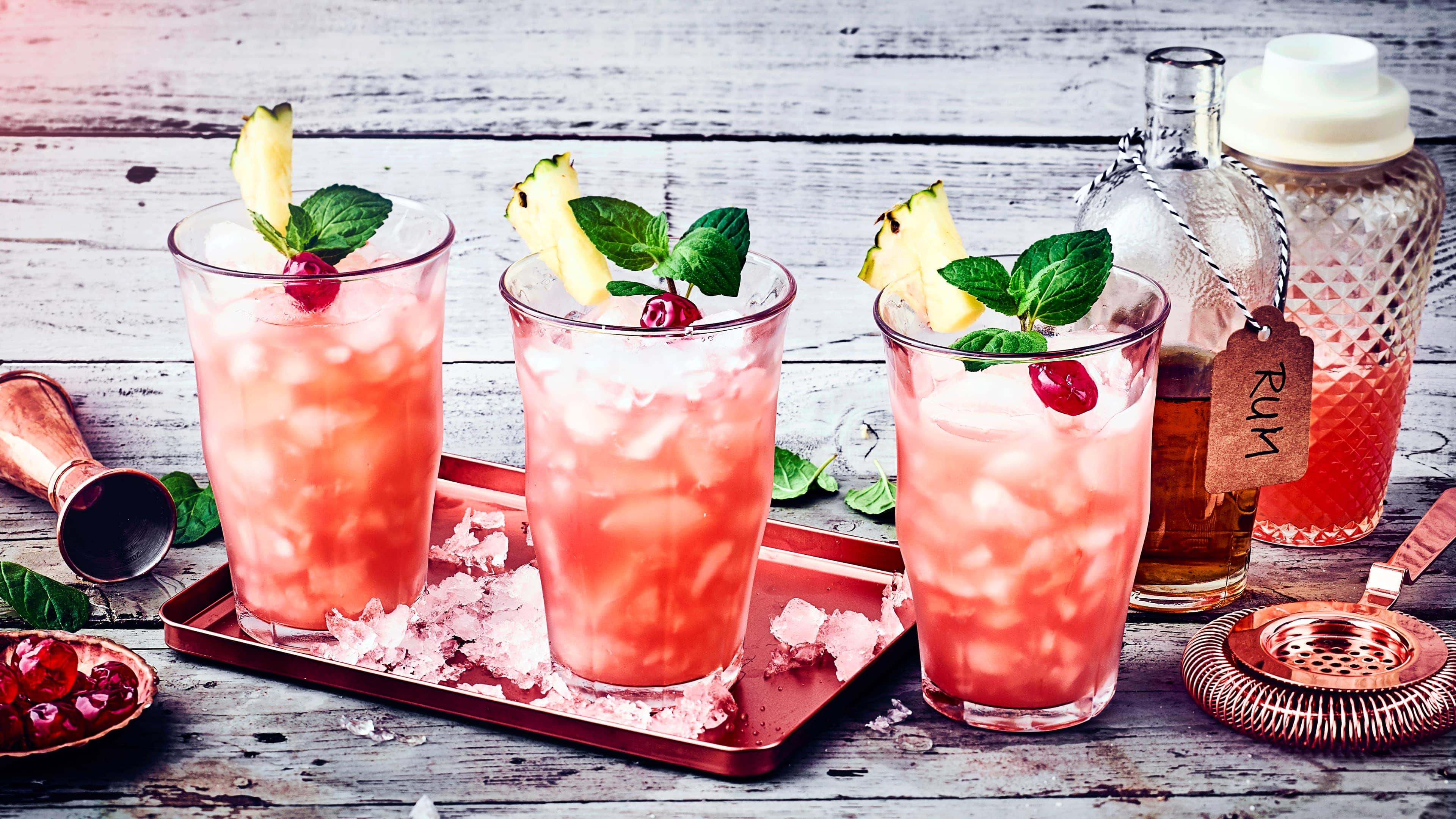 Planters Punch Planters Punch mit Rum, Grenadine und Orangensaft: ein karibischer Cocktail ganz einfach zubereitet.