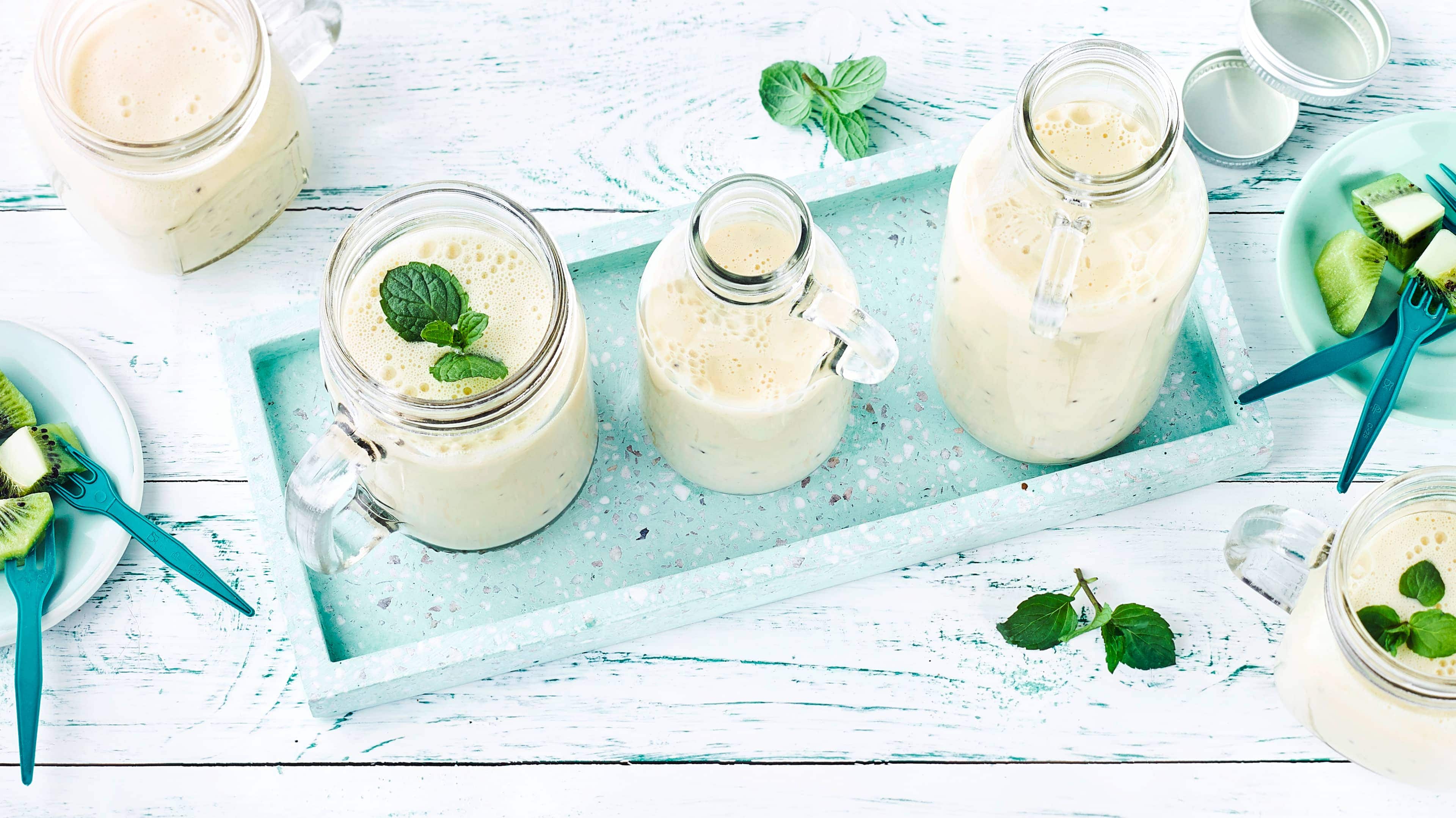 Fitnessdrink Fitnessernährung leicht gemacht: Mit dem Fitness-Drink-Rezept aus frischem Obst, Aprikosen-Fruchtaufstrich und cremigem Joghurt wird der Muskelaufbau zum Kinderspiel!