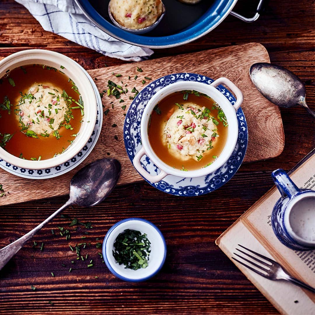 Probieren Sie unser Speckknödelsuppe-Rezept – eine Südtiroler Spezialität: schnell zubereitet, wunderbar wärmend, aromatisch und köstlich.