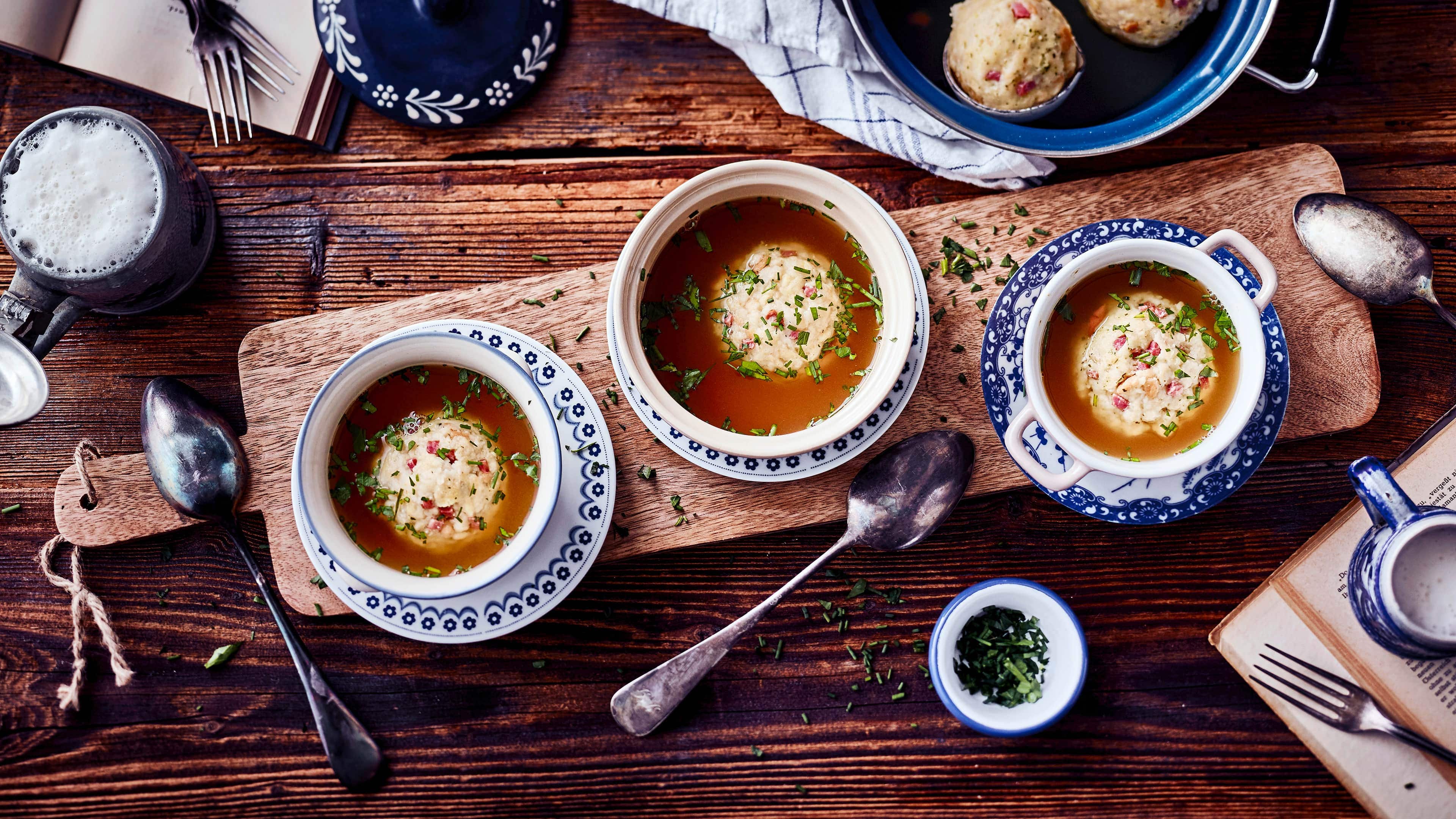 Speckknödel Suppe Probieren Sie unser Speckknödelsuppe-Rezept – eine Südtiroler Spezialität: schnell zubereitet, wunderbar wärmend, aromatisch und köstlich.
