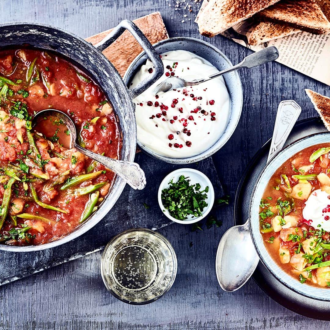 Sättigender Gemüse-Eintopf mit einem Ziegenkäse-Dip. Probieren Sie doch einmal diesen Bohnen-Tomaten-Eintopf!