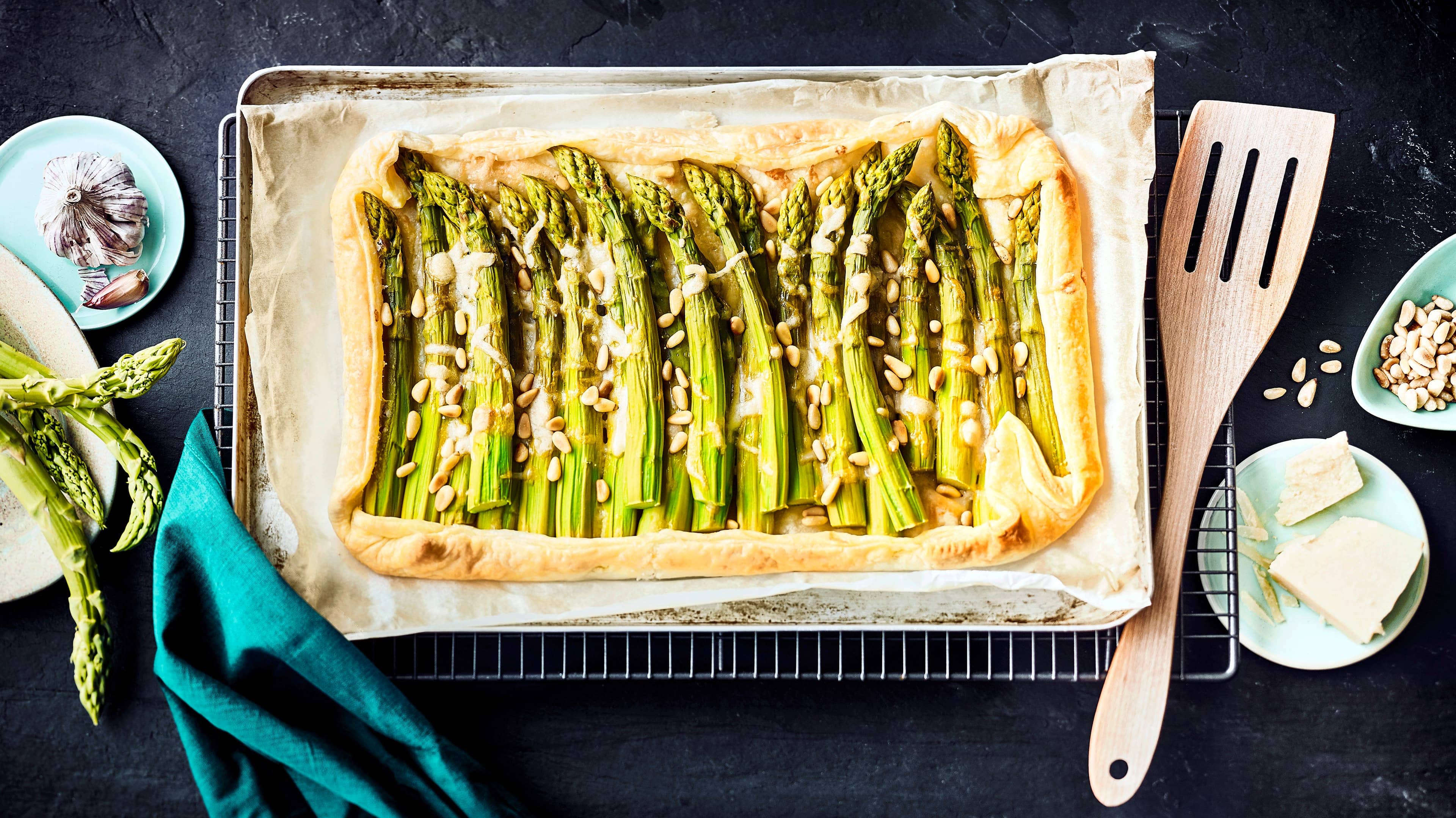 Spargel-Blätterteig-Tarte Köstliche Blätterteig-Tarte mit grünem Spargel, Knoblauch, Blätterteig, Parmesan und gerösteten Pinienkernen - nur 5 Zutaten und ein traumhaftes Ergebnis!