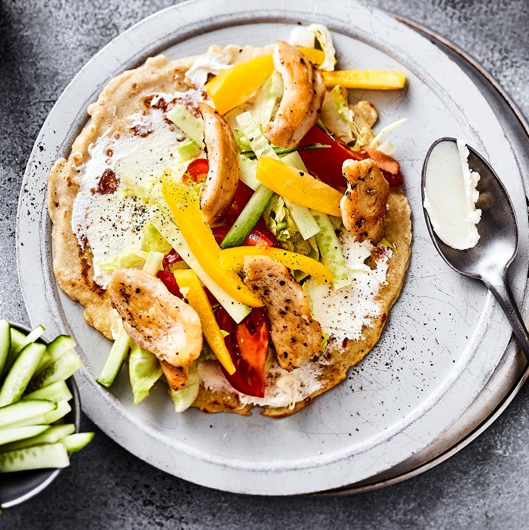 Probieren Sie unser Rezept für eine schnelle Döner-Power-Rolle einmal aus: Mit Fladenbrot aus Vollkornmehl und Maismehl, gefüllt mit Frischkäse, Eisbergsalat, Tomate, Gurke und Streifen von Hähnchenbrust – fertig in 40 Minuten!