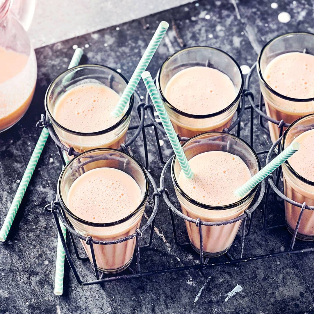 Für unser Rezept für ein erfrischendes Papaya-Lassi mit Joghurt, Limette und Zimt benötigen Sie nur fünf Zutaten und 15 Minuten Zeit – gleich ausprobieren!