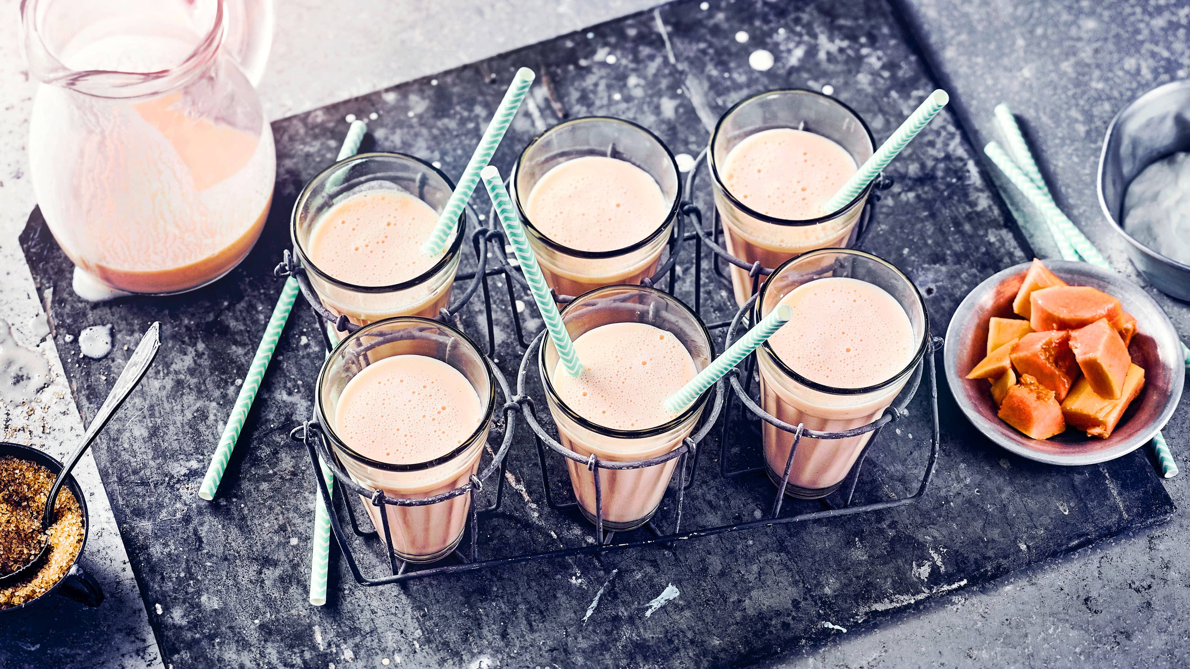 Papaya-Lassi Für unser Rezept für ein erfrischendes Papaya-Lassi mit Joghurt, Limette und Zimt benötigen Sie nur fünf Zutaten und 15 Minuten Zeit – gleich ausprobieren!
