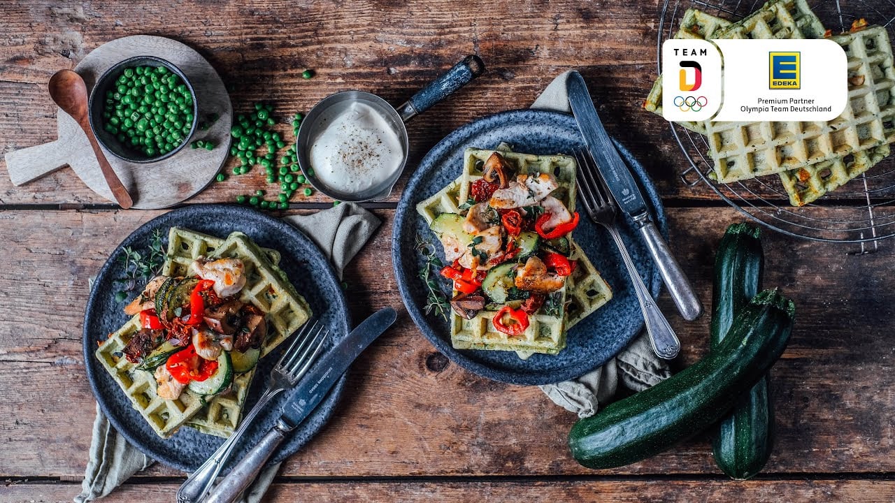 Mozzarella-Waffeln mit Chicken-Topping YouTube Platzhalterbild für ein Video mit dem Titel 'Mozzarella-Waffeln mit Chicken-Topping'.