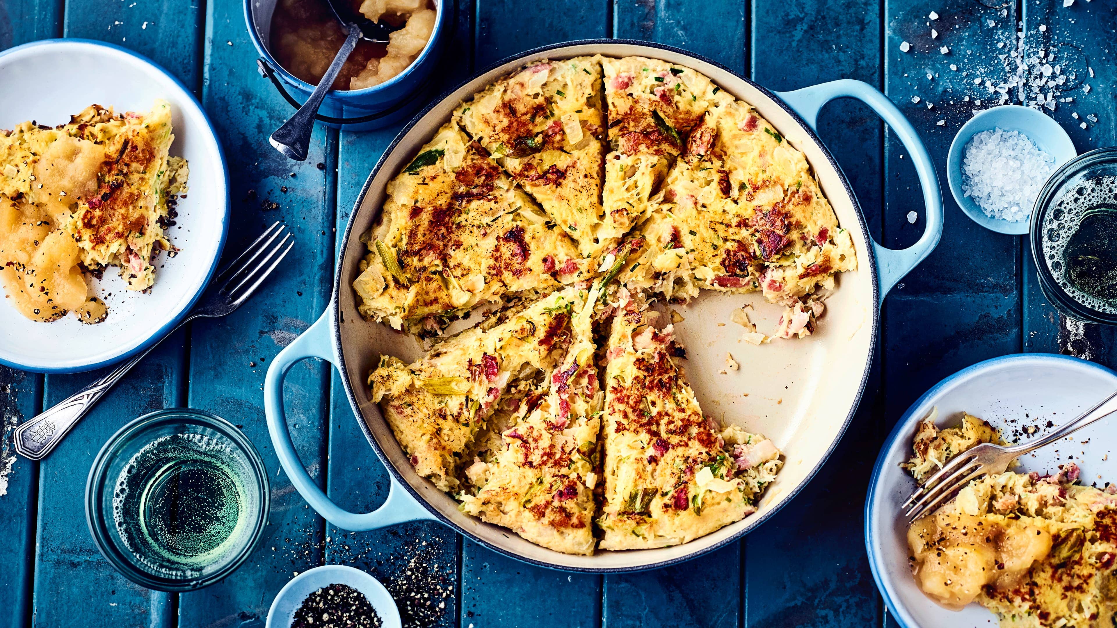 Dibbelabbes Eine Spezialität aus dem Saarland: Dicker Pfannkuchen mit Zwiebeln und Bauchspeck. Den Dibbelabbes klassisch mit Apfelmus servieren.
