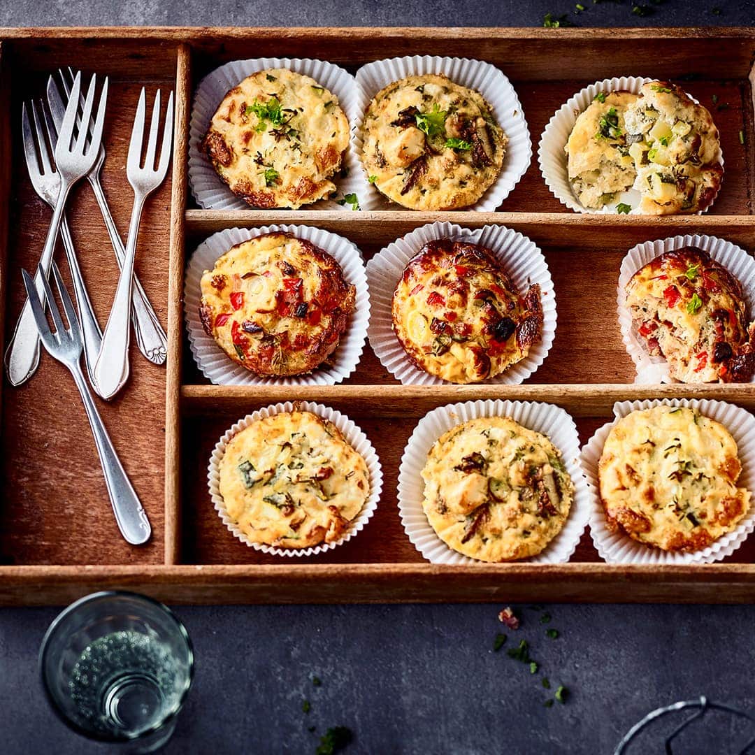 Wenn Sie eine neue Idee für den nächsten Frühstücksbrunch brauchen, haben wir hier etwas für Sie: Dreierlei Eier-Muffins - Je nach Geschmack mit Champignons & Feta, Tomate & Paprika oder Spargel & Ziegenkäse. Oder einfach alle ausprobieren!