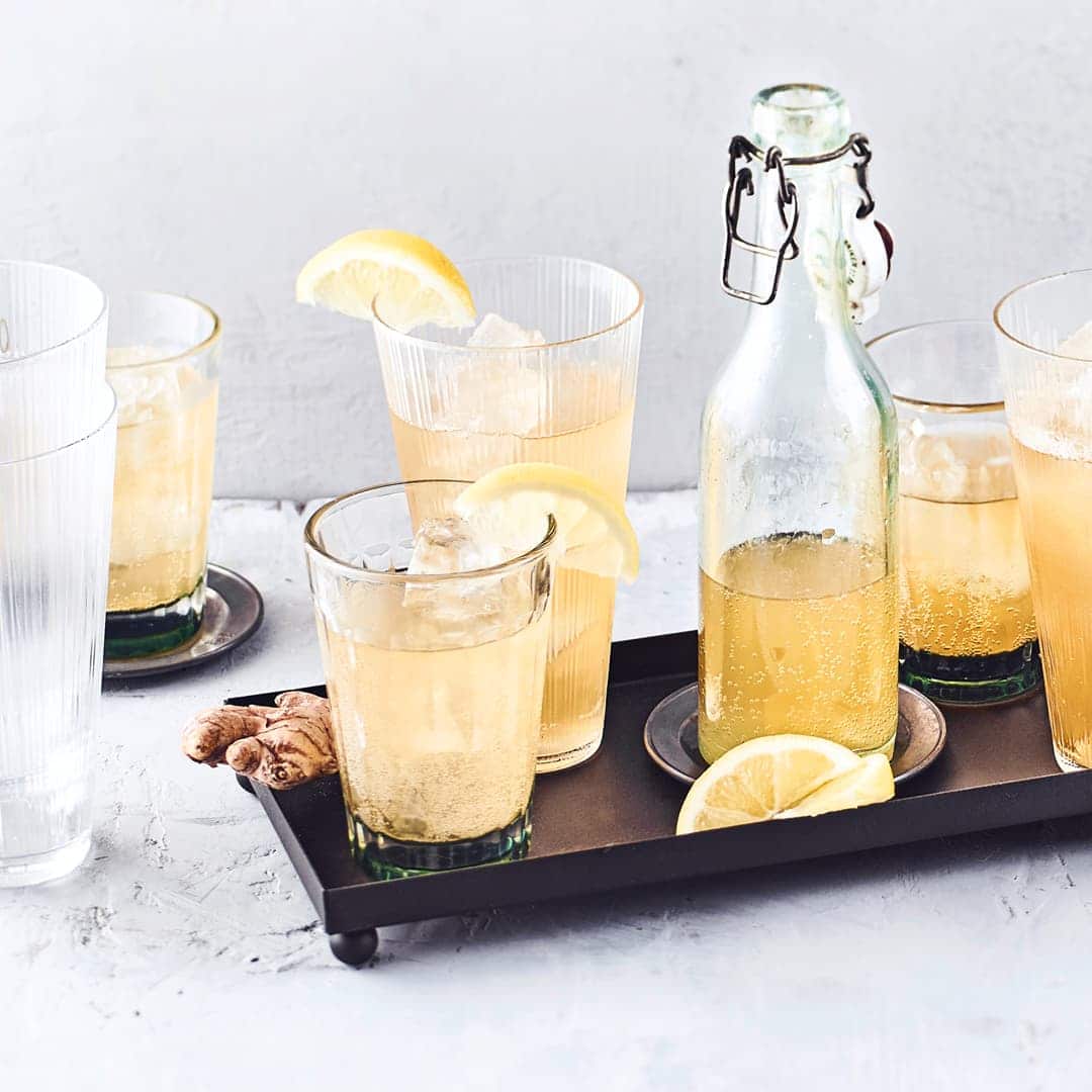 Ingwerbier oder auch Ginger Beer einfach selberbrauen? Sie brauchen neben Ingwer, Zitrone, Limette, Zucker und Minze einfach nur etwas Zeit.