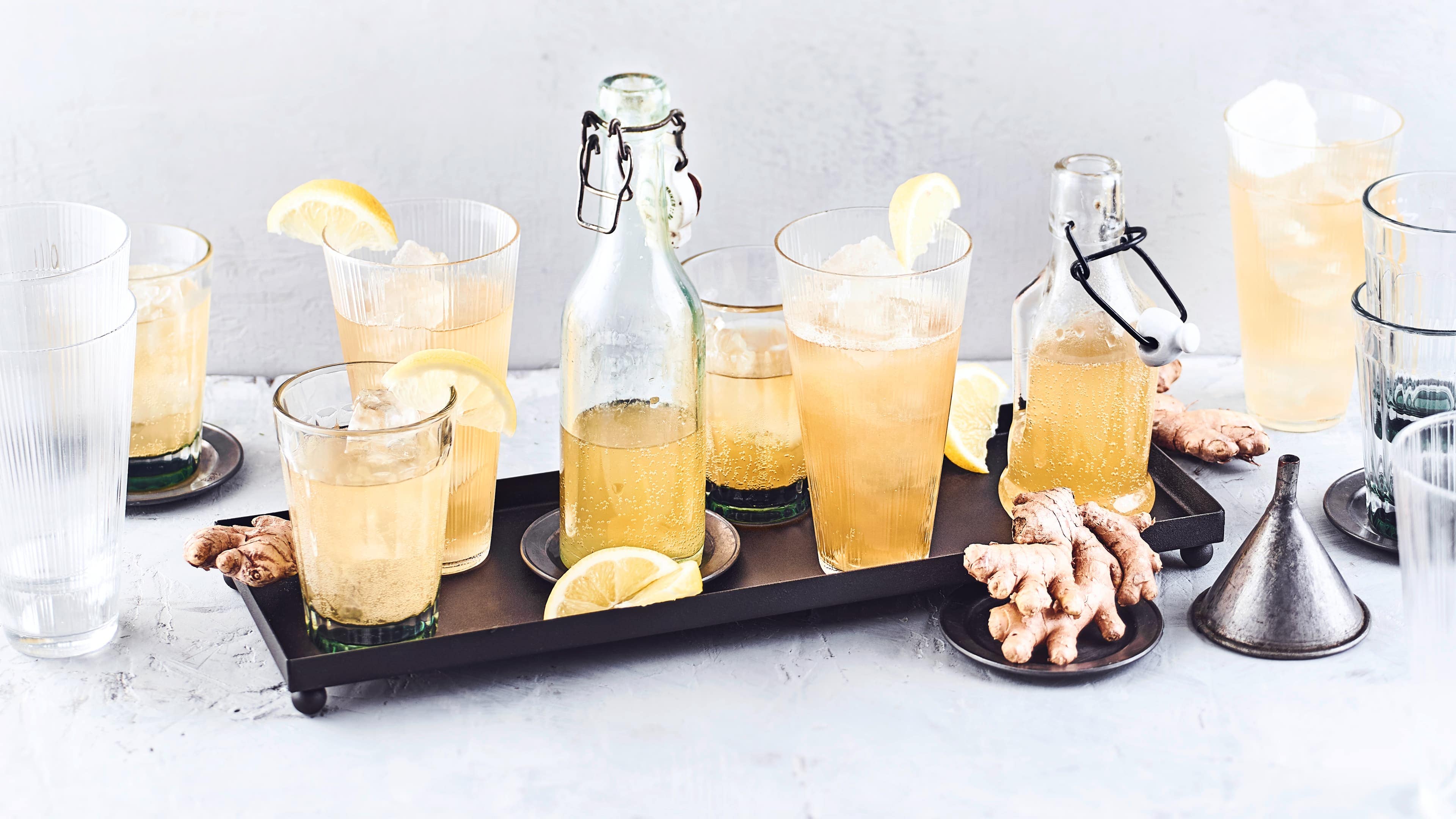 Ingwerbier Ingwerbier oder auch Ginger Beer einfach selberbrauen? Sie brauchen neben Ingwer, Zitrone, Limette, Zucker und Minze einfach nur etwas Zeit.