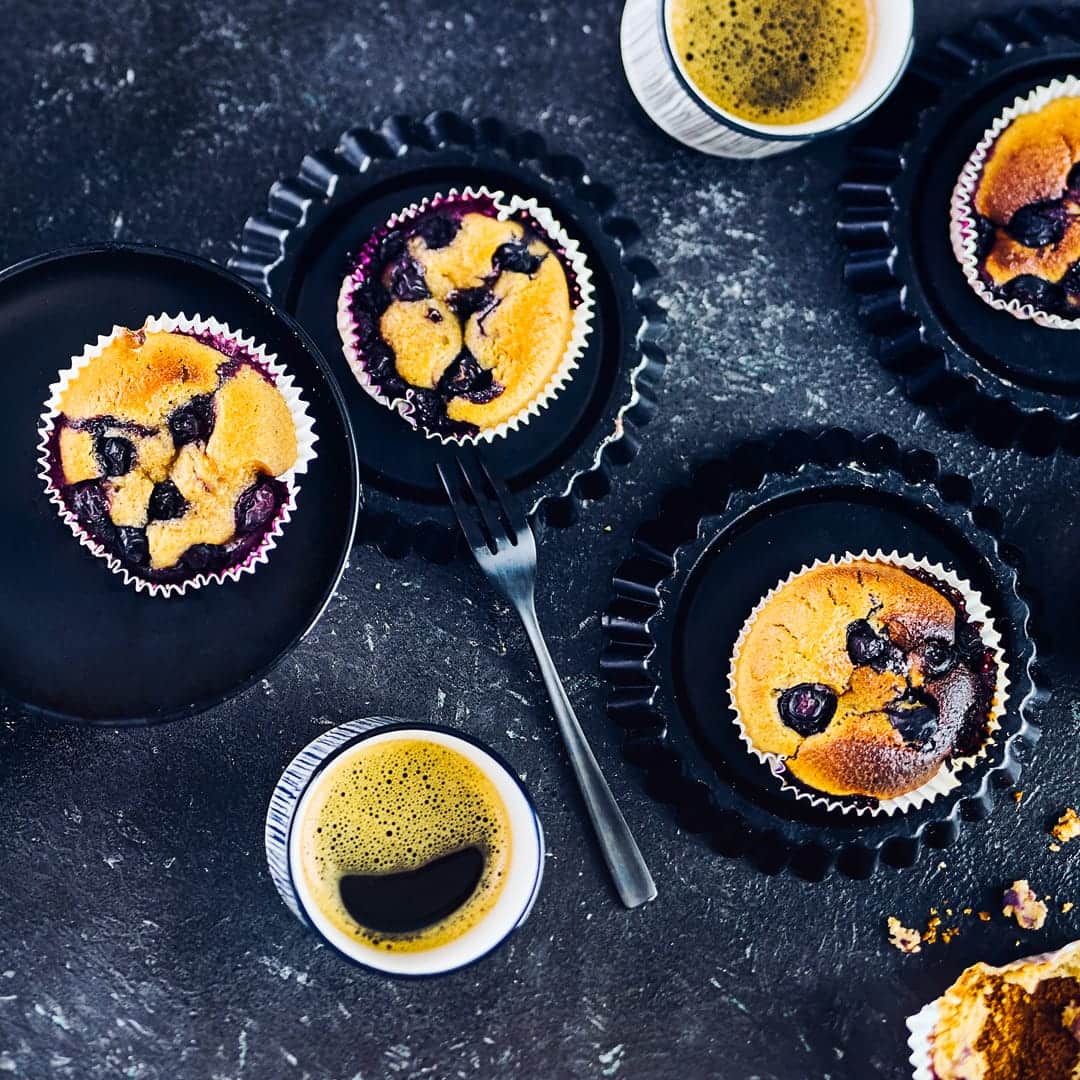 Unsere Blaubeer-Buttermilch-Muffins werden herrlich fluffig und zergehen im Mund: Probieren Sie es aus!