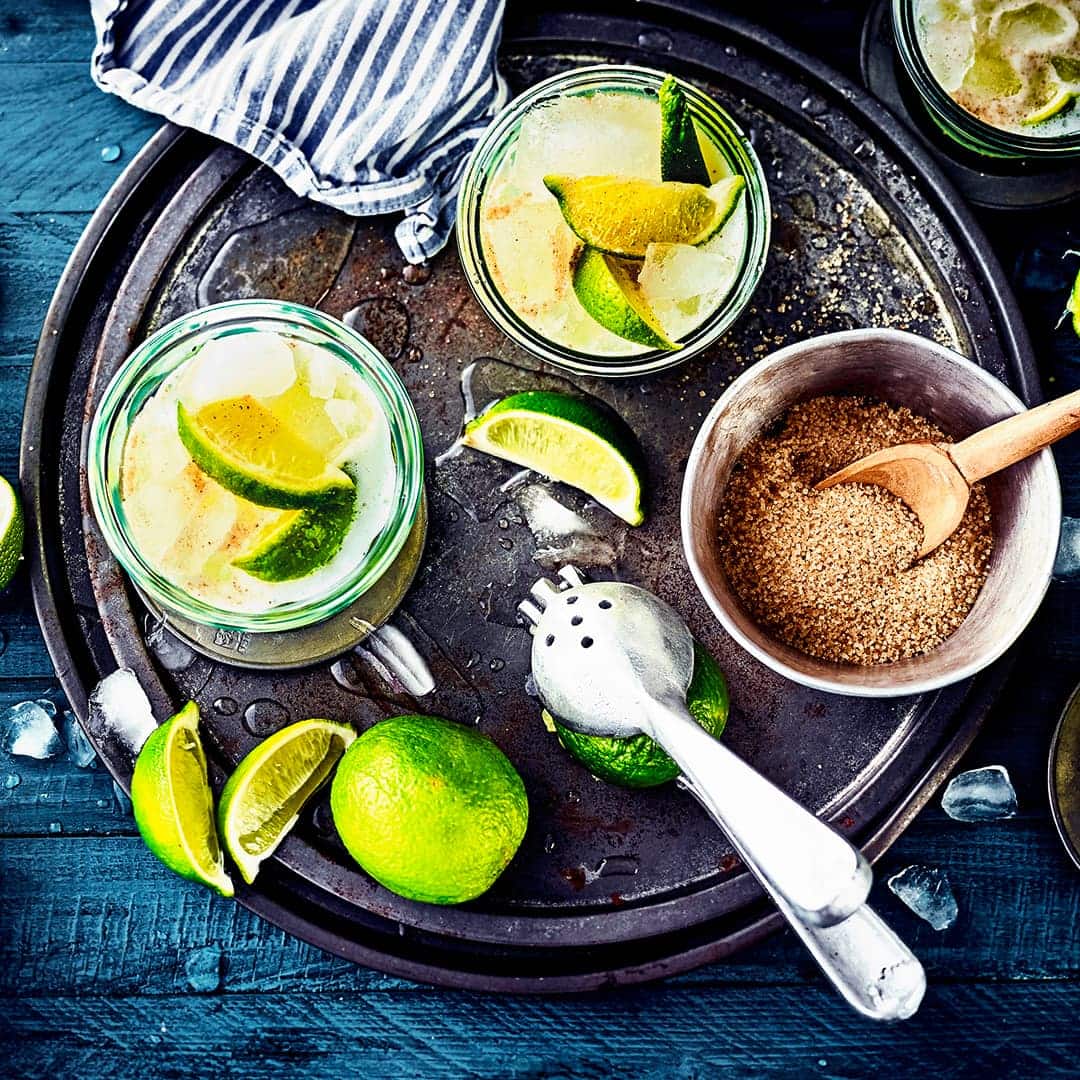 Wenn Zuckerrohrschnaps auf Limetten, Zucker und Crushed Ice trifft, entsteht ein Cocktail, der nach Lebensfreude schmeckt: Mixen Sie einen Caipirinha mit EDEKA!