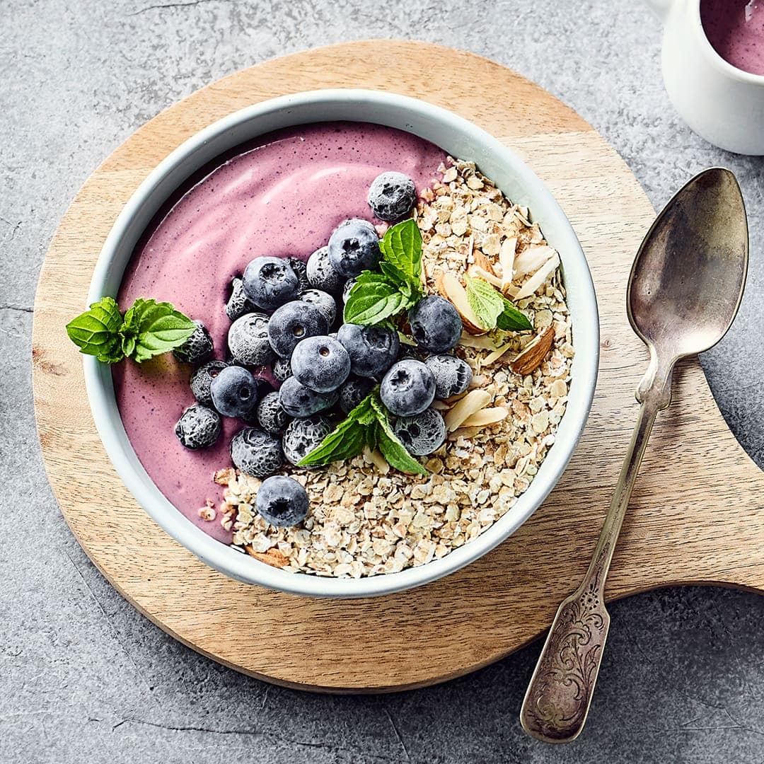 Probieren Sie Superfood zum Frühstück: Starten Sie mit unserer Acai-Bowl fit in den Tag! Mit frischen Beeren ist das Müsli schnell und einfach zubereitet.