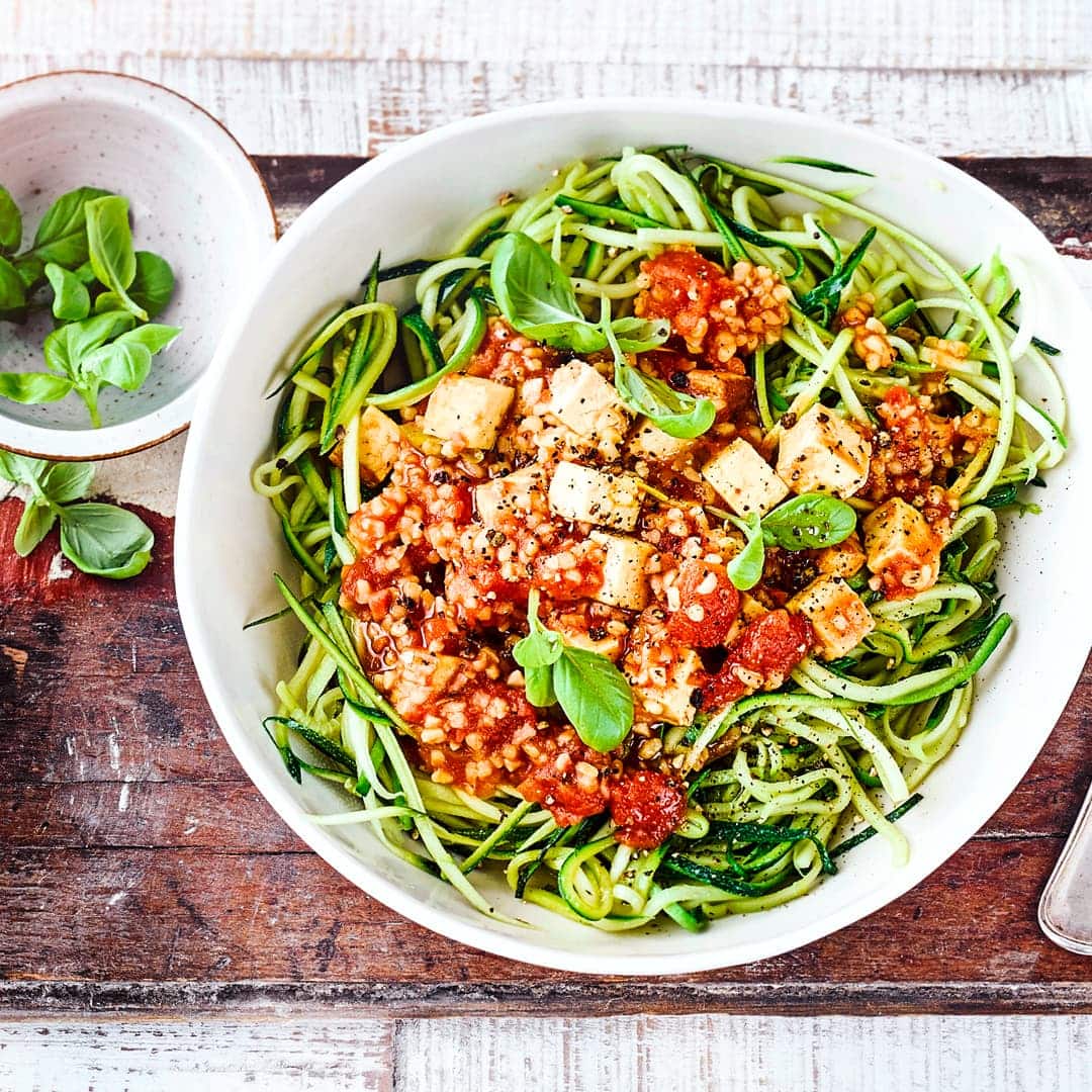 Die angesagte Low-Carb-Alternative zu klassischen Weizennudeln: Das geht mit unserem Rezept für Zucchini-Spaghetti mit Bulgur und geräuchertem Tofu – fertig in 15 Minuten!