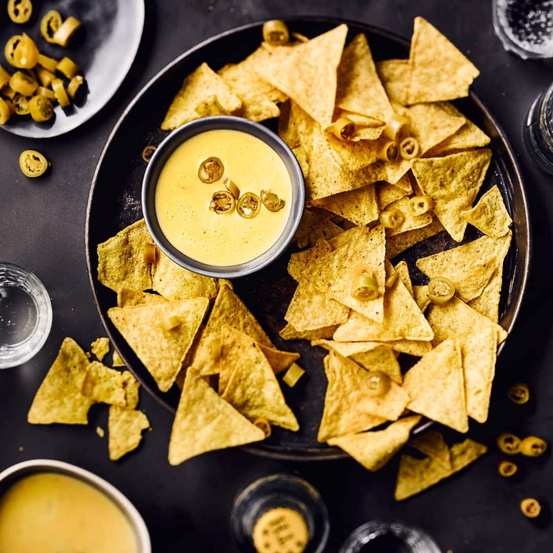 Dieser feurige Dip passt gut zu Nachos oder Grissinis: Probieren Sie unsere Soße aus Bohnenpfefferone, Kondensmilch und geriebenem Gouda- und Cheddar-Käse – fertig in 20 Minuten!
