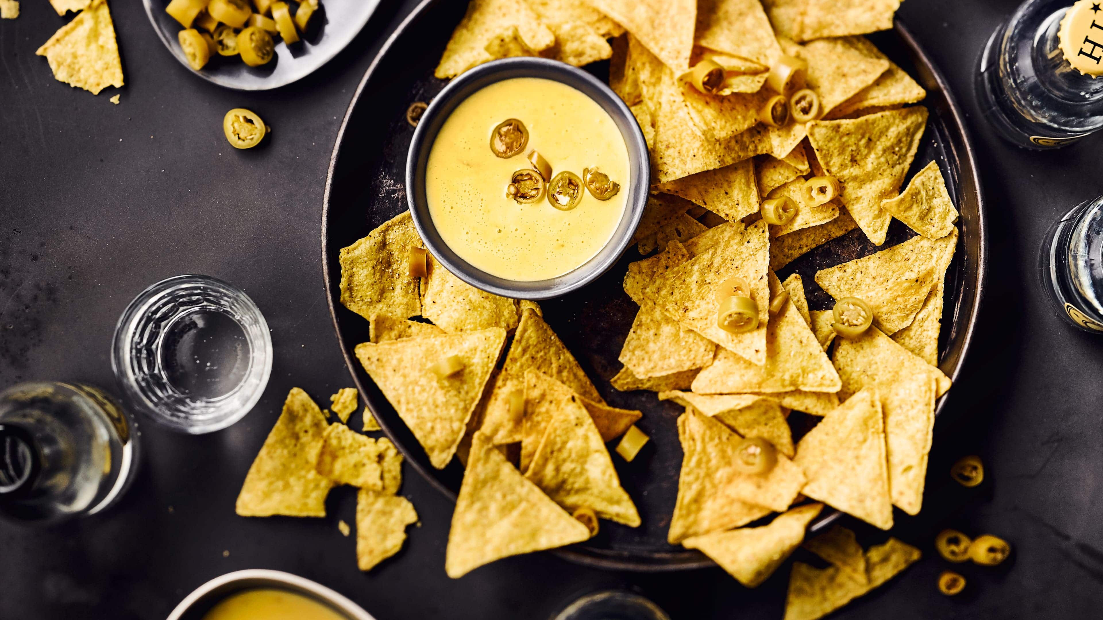 Pfefferonen Käsesoße Dieser feurige Dip passt gut zu Nachos oder Grissinis: Probieren Sie unsere Soße aus Bohnenpfefferone, Kondensmilch und geriebenem Gouda- und Cheddar-Käse – fertig in 20 Minuten!