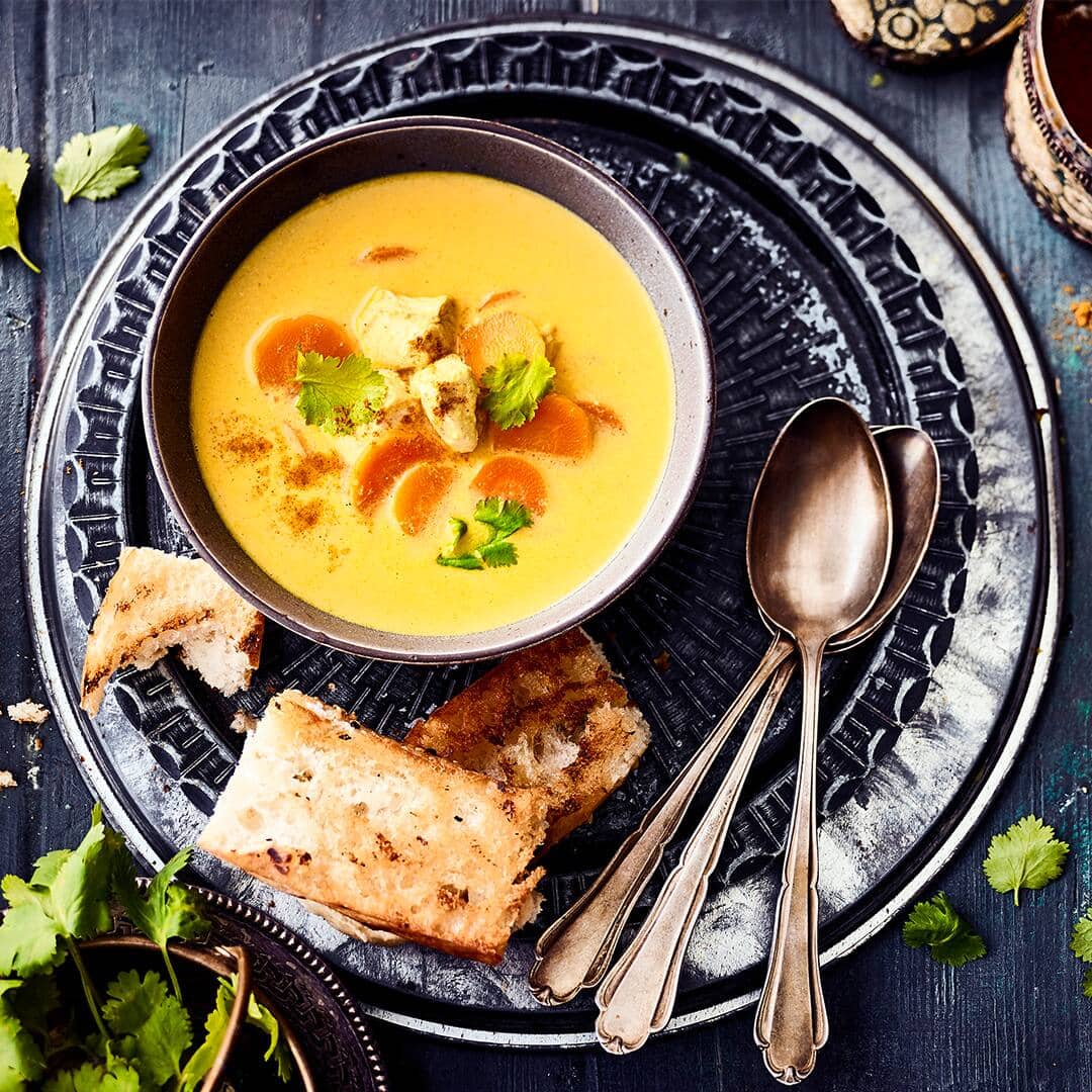 Diese köstliche Hühnersuppe wird mit Kokosmilch und Madras-Curry verfeinert. Erleben Sie eine Hühnersuppe einmal exotisch!