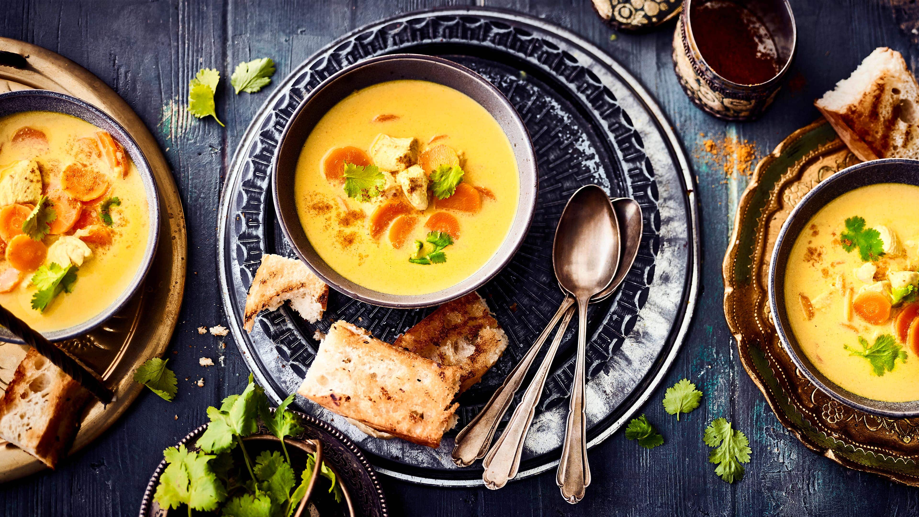 Indische Hühnersuppe Diese köstliche Hühnersuppe wird mit Kokosmilch und Madras-Curry verfeinert. Erleben Sie eine Hühnersuppe einmal exotisch!