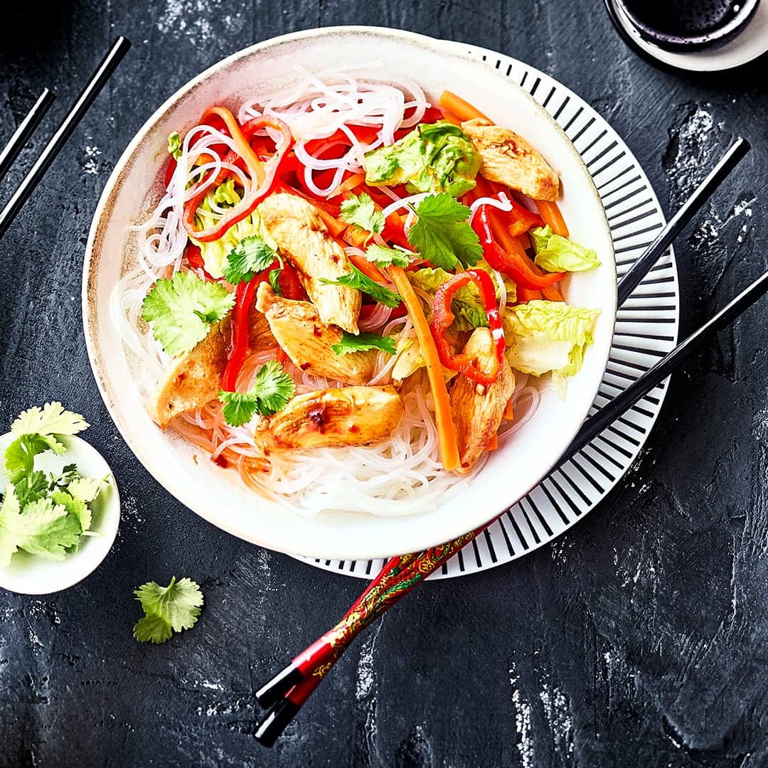 Entdecken Sie die Vielfalt der asiatischen Küche mit unserem Rezept für Glasnudeln mit zarten Hähnchenbrustfilets und verschiedenen Gemüsesorten.