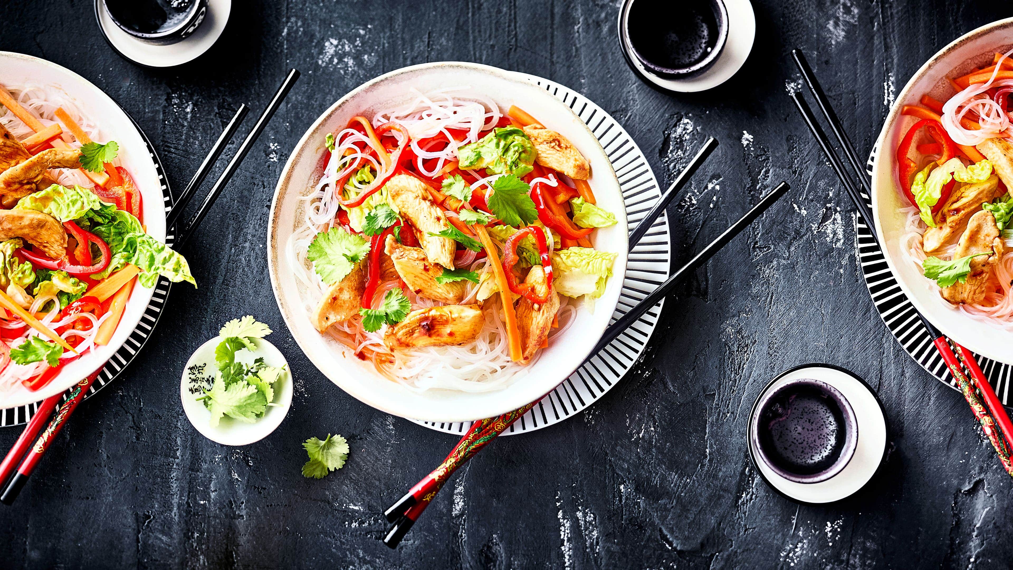 Glasnudeln mit Hühnchen Entdecken Sie die Vielfalt der asiatischen Küche mit unserem Rezept für Glasnudeln mit zarten Hähnchenbrustfilets und verschiedenen Gemüsesorten.