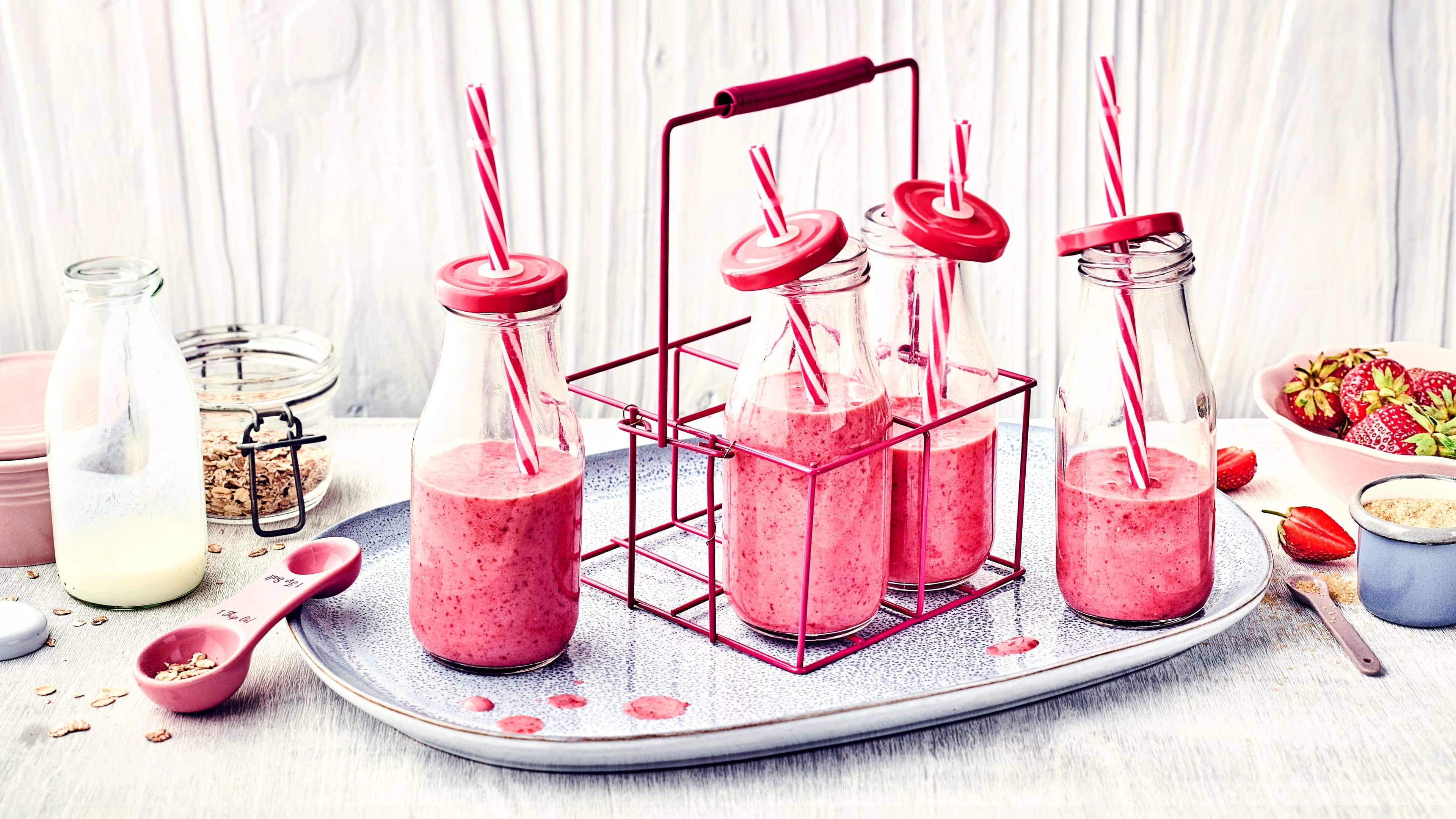 Erdbeer-Buttermilch-Shake Milchshakes schmecken Groß und Klein, ob zum Frühstück oder als flüssige Zwischenmahlzeit. Probieren Sie unsere Kreation mit Buttermilch und Erdbeeren!