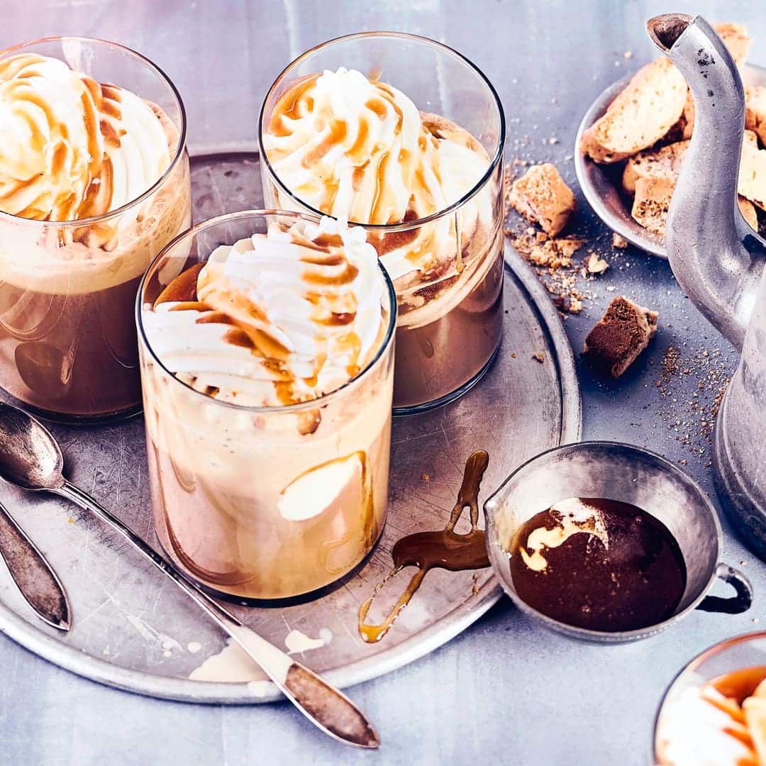 Eisgekühlter Espresso mit Vanilleeis, Sahne und Karamellsauce. Ein himmlischer Snack für den Sommer!