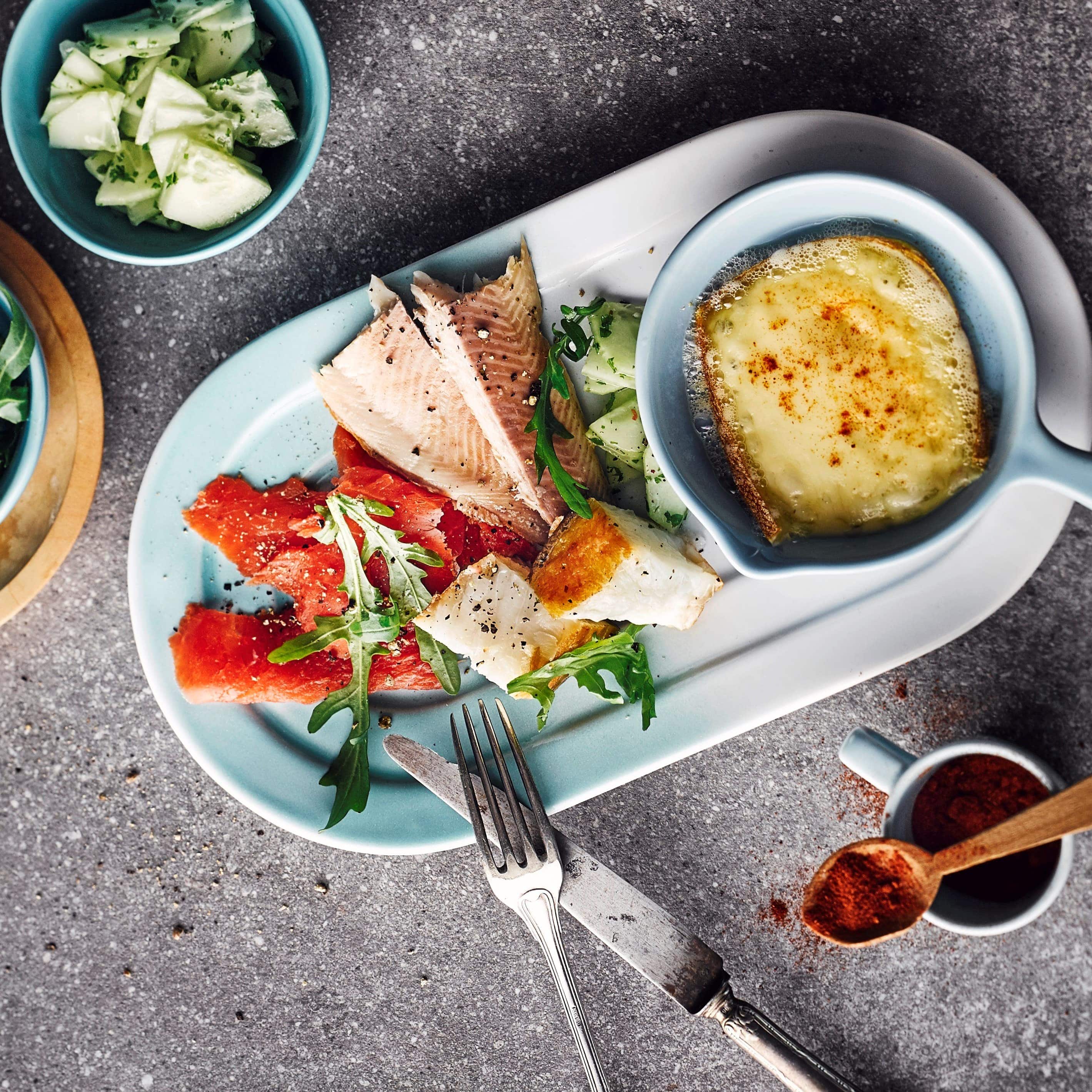 Raclette mit Räucherfischen? Probieren Sie unser raffiniertes Rezept mit Lachs, Forelle und Heilbutt an Rucola-Salat mit Zitronenvinaigrette unbedingt aus!