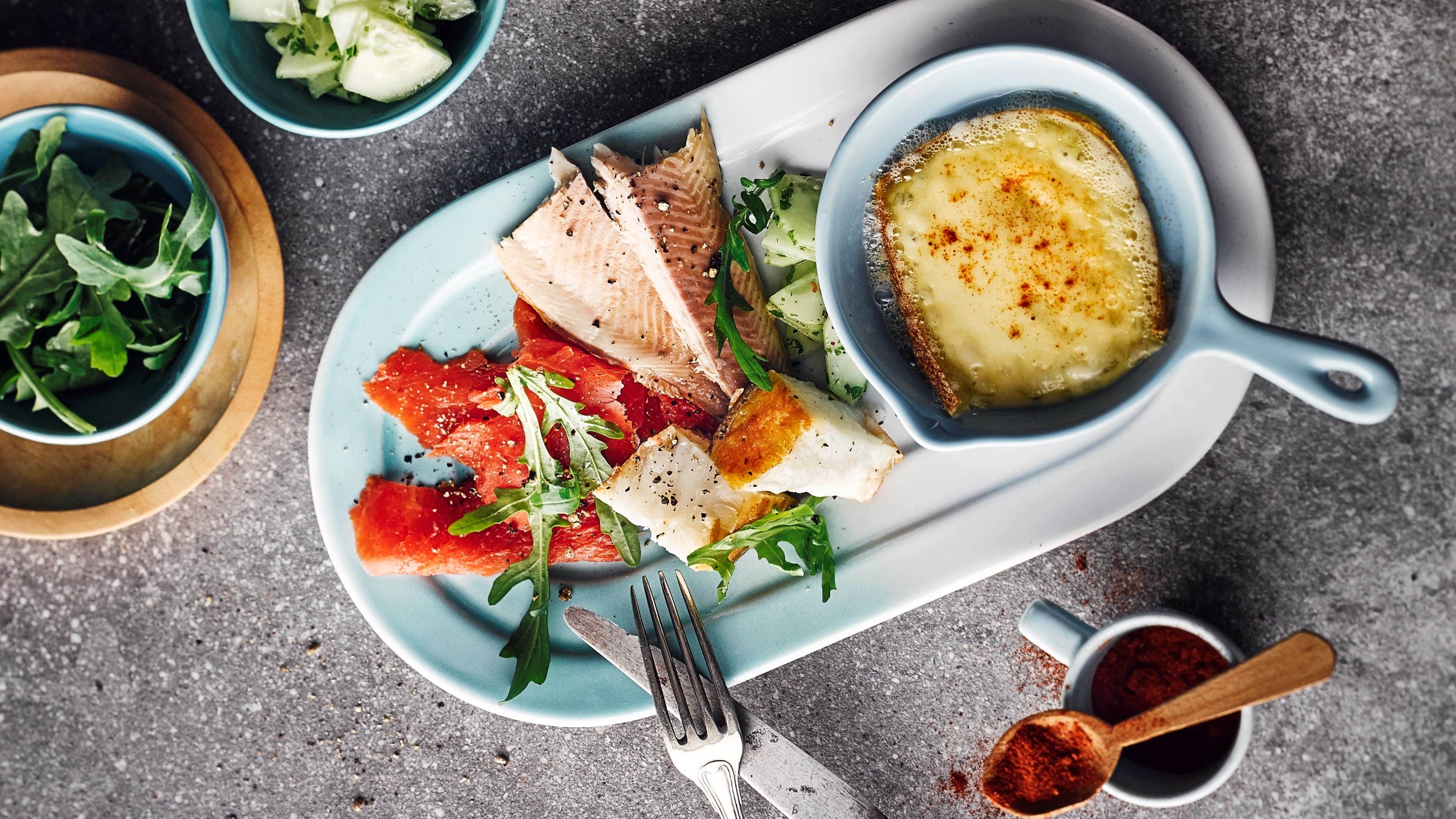 Raclette mit Räucherfischen Raclette mit Räucherfischen? Probieren Sie unser raffiniertes Rezept mit Lachs, Forelle und Heilbutt an Rucola-Salat mit Zitronenvinaigrette unbedingt aus!