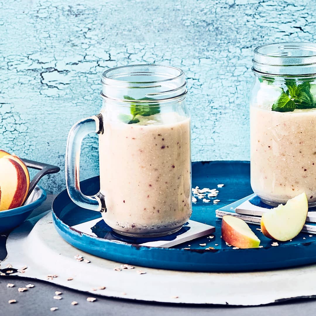 Unser Tipp für einen fruchtigen Muntermacher: Probieren Sie unseren Shake aus Äpfeln, Joghurt und Haferflocken – fertig in nur 5 Minuten!