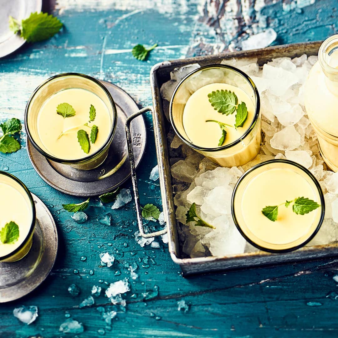 Bereiten Sie erfrischende Joghurtdrinks mit unserem Mango-Lassi-Rezept zu und genießen Sie die fruchtigen Aromen des köstlichen Getränks.