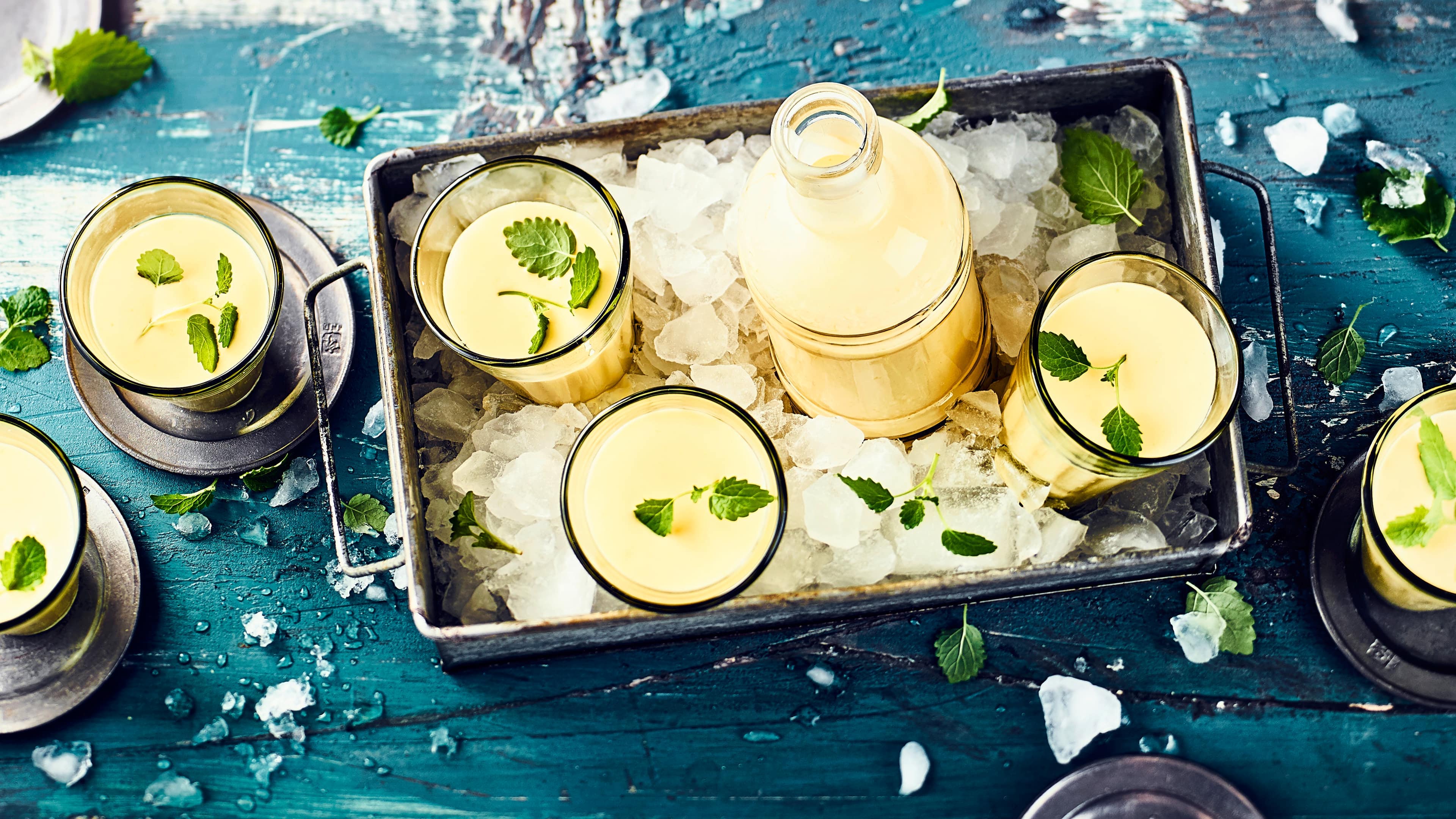 Mango-Lassi Bereiten Sie erfrischende Joghurtdrinks mit unserem Mango-Lassi-Rezept zu und genießen Sie die fruchtigen Aromen des köstlichen Getränks.