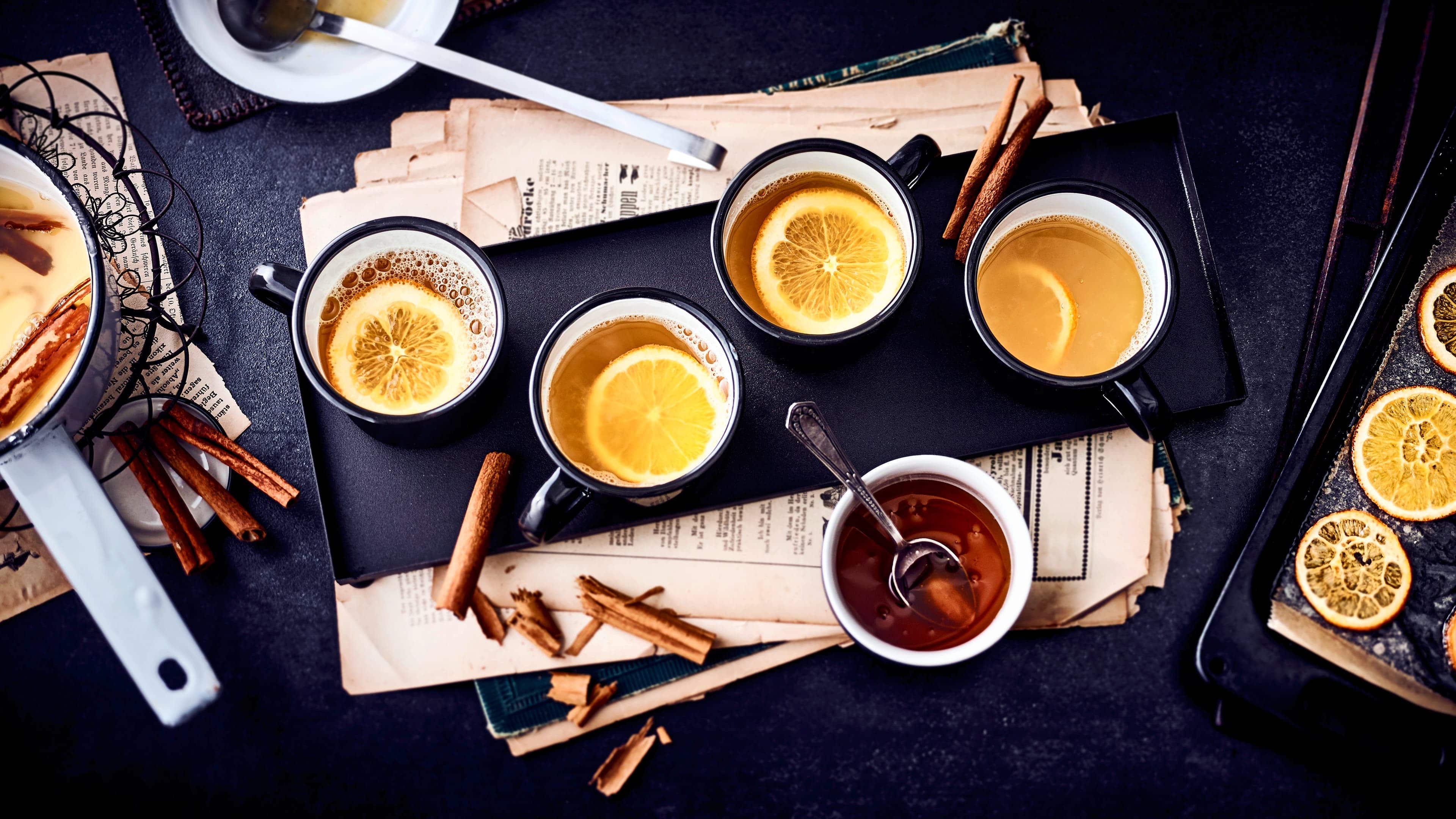Weißer Punsch Mal etwas anders als klassicher Glühwein: Unser weißer Punsch mit Orangensaft, Weißwein, Honig und Rum - verfeinert mit kandierten Orangen.