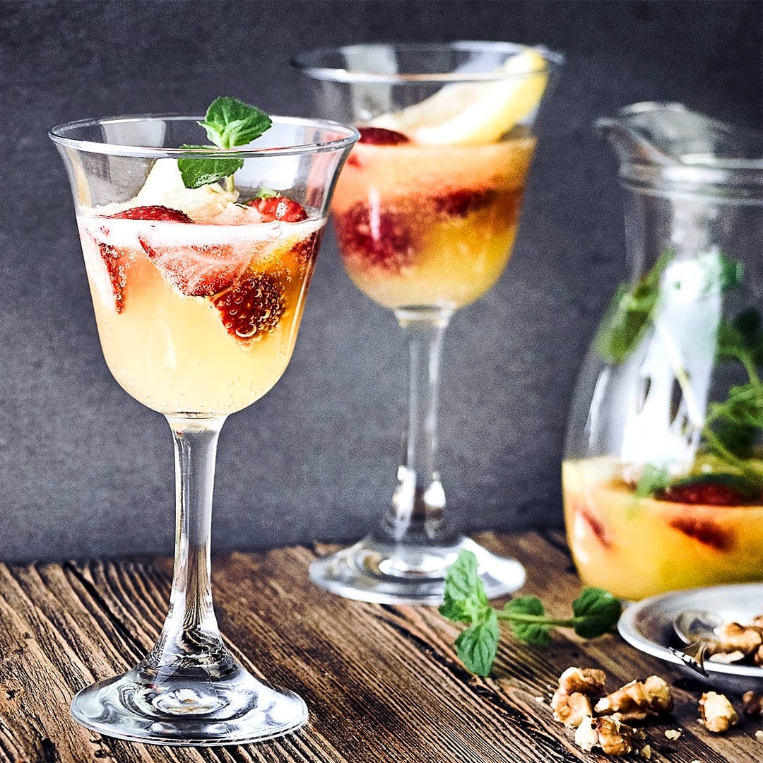 Bereiten Sie unsere Erdbeer-Maracuja-Bowle aus saftigen Früchten, Weißwein, Sekt und Maracujasirup zu. Ein Minzzweig sorgt für einen frischen Geschmack.