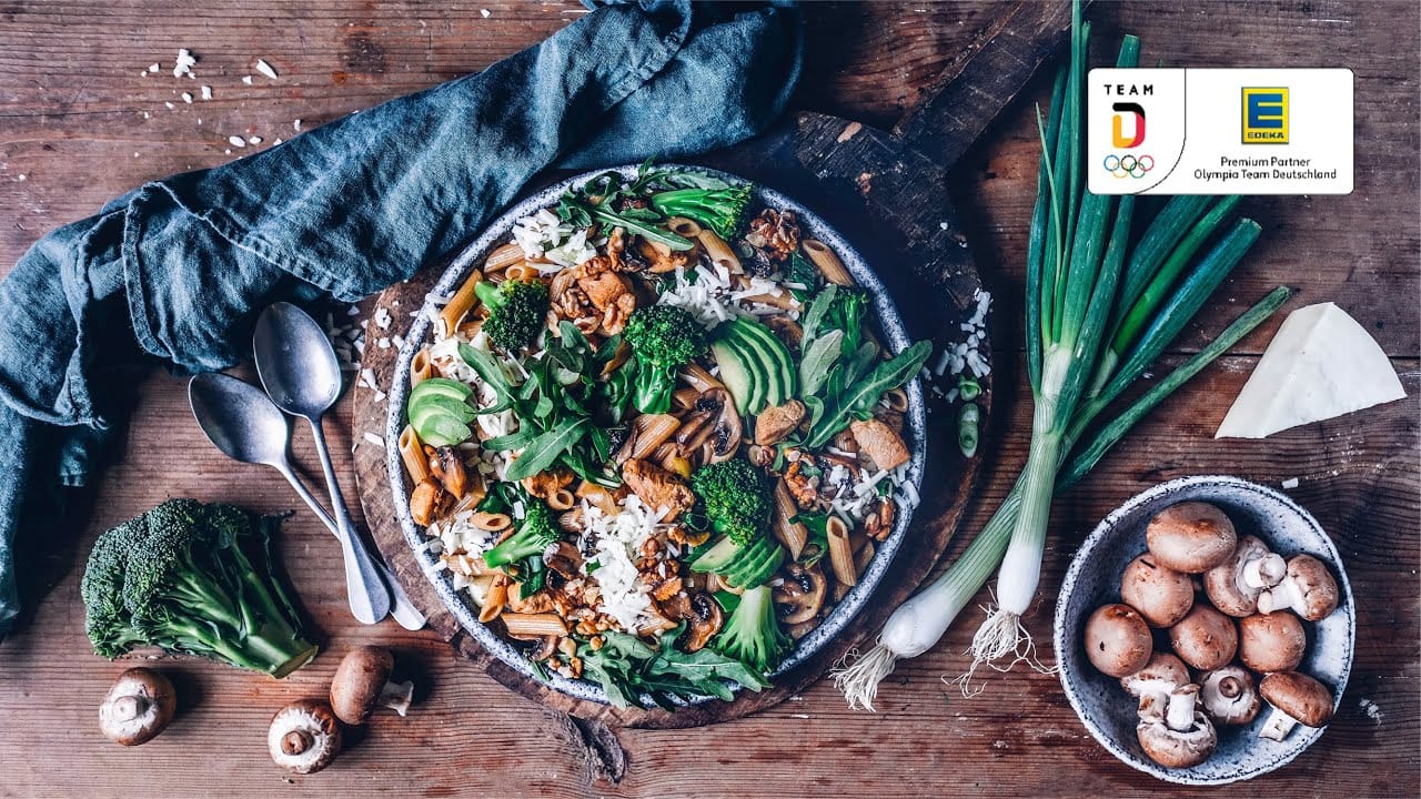 Pasta mit BBQ-Hähnchen und Gemüse YouTube Platzhalterbild für ein Video mit dem Titel 'Pasta mit BBQ-Hähnchen und Gemüse'.