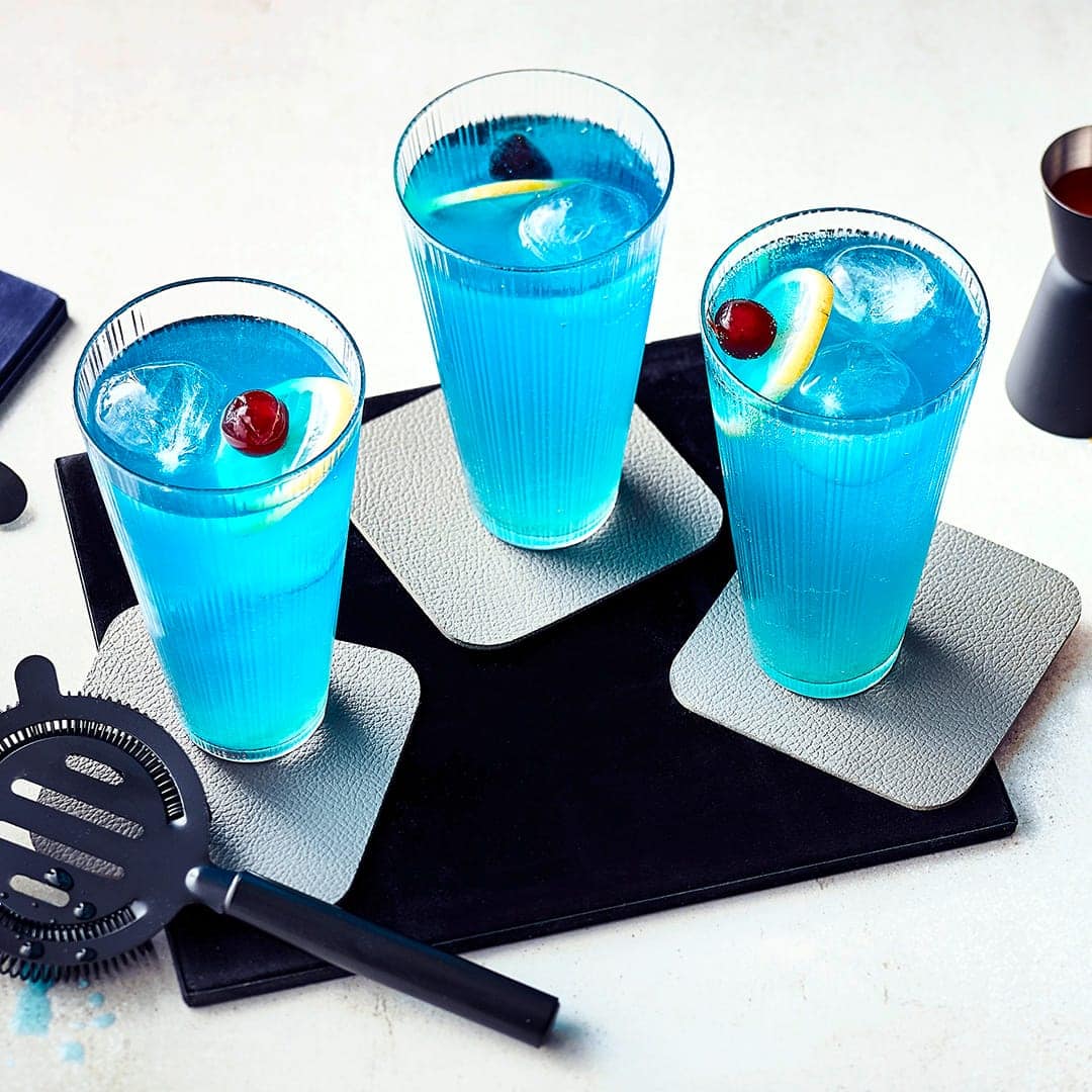 Fruchtig-frischer Drink für Ihre nächste Cocktailparty: Probieren Sie unseren Blue Ocean mit Maracujasirup und Tequila – in zehn Minuten zubereitet!