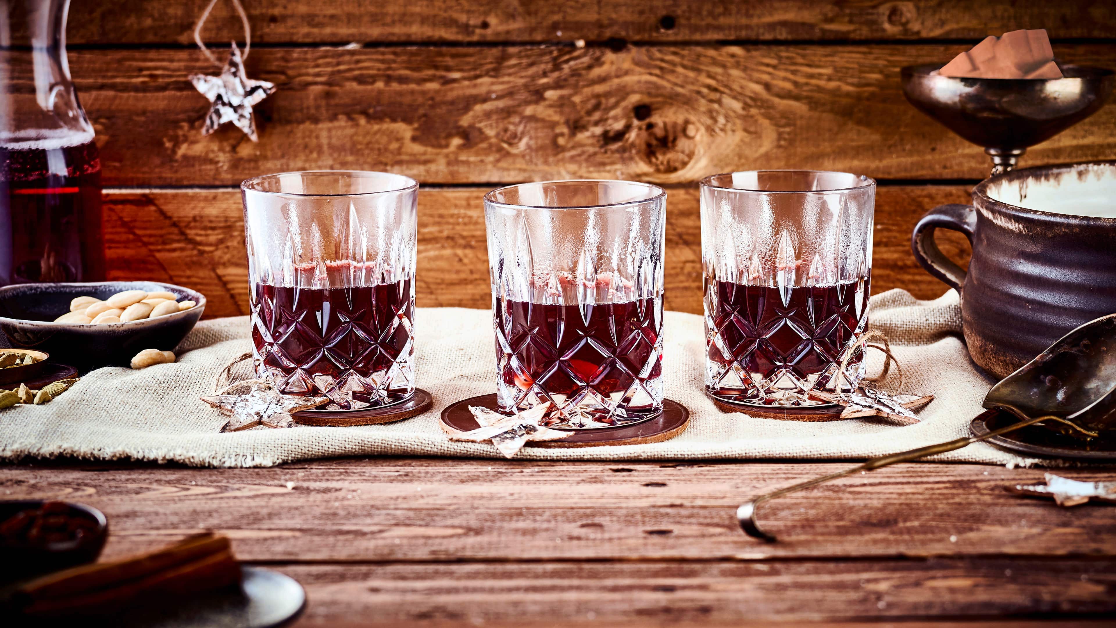 Glögg Genießen Sie diese schwedische Glühwein-Variante an kalten Tagen: Unser Glögg wird aus Rotwein, Rosinen, Mandeln und Weinbrand zubereitet – wohl bekomm's!