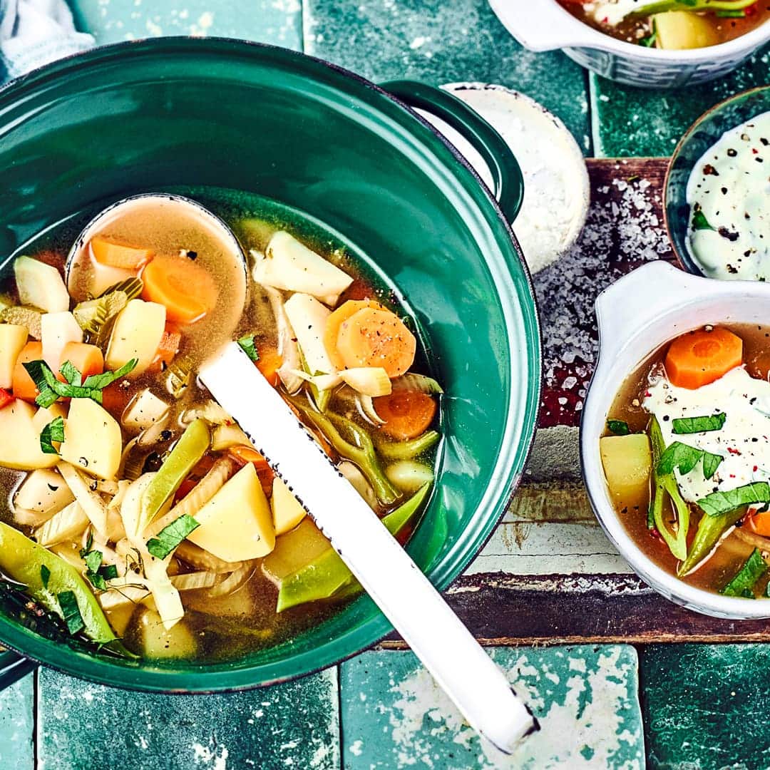 Bereiten Sie aus Pastinaken, Karotten und Kartoffeln in nur 20 Minuten einen bunten Eintopf nach unserem Rezept zu. Perfekt für die kalten Wintermonate.