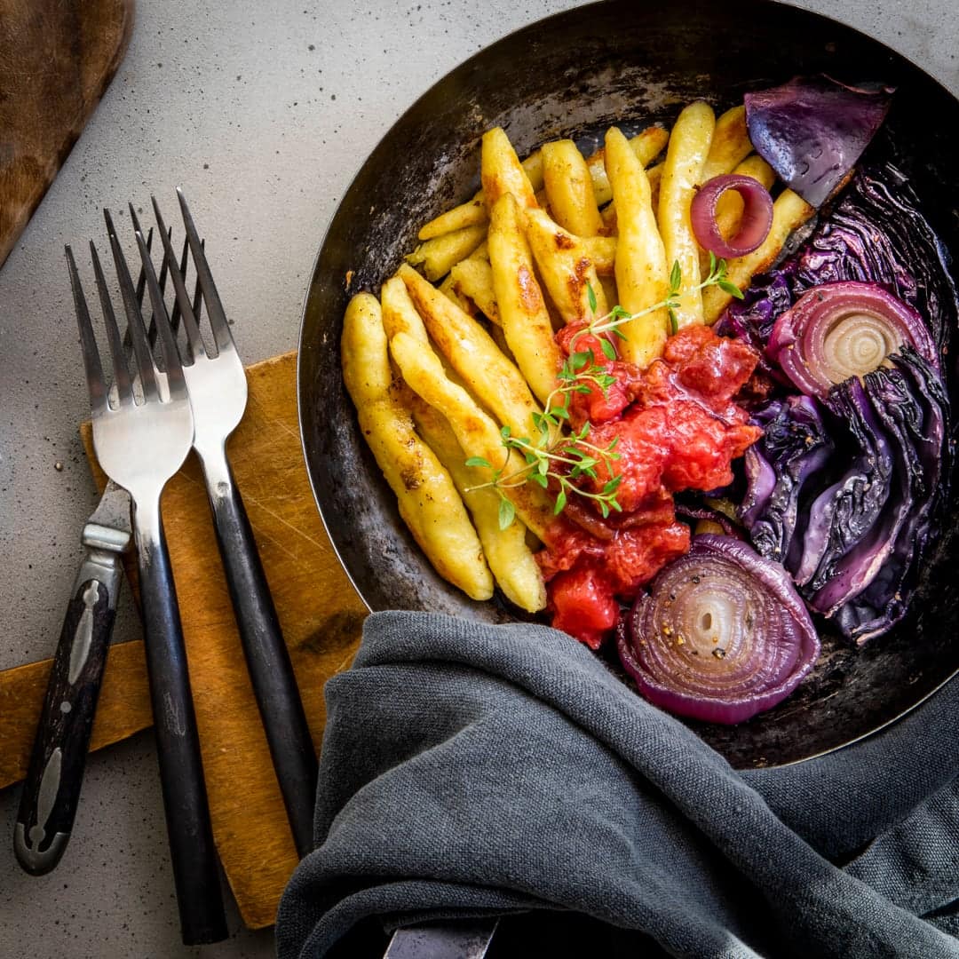 Eine Schupfnudelpfanne einmal anders: Machen Sie doch einfach die Schupfnudeln selbst und servieren Sie sie mit gebackenem Rotkohl und selbstgemachtem Zwetschgenkompott!