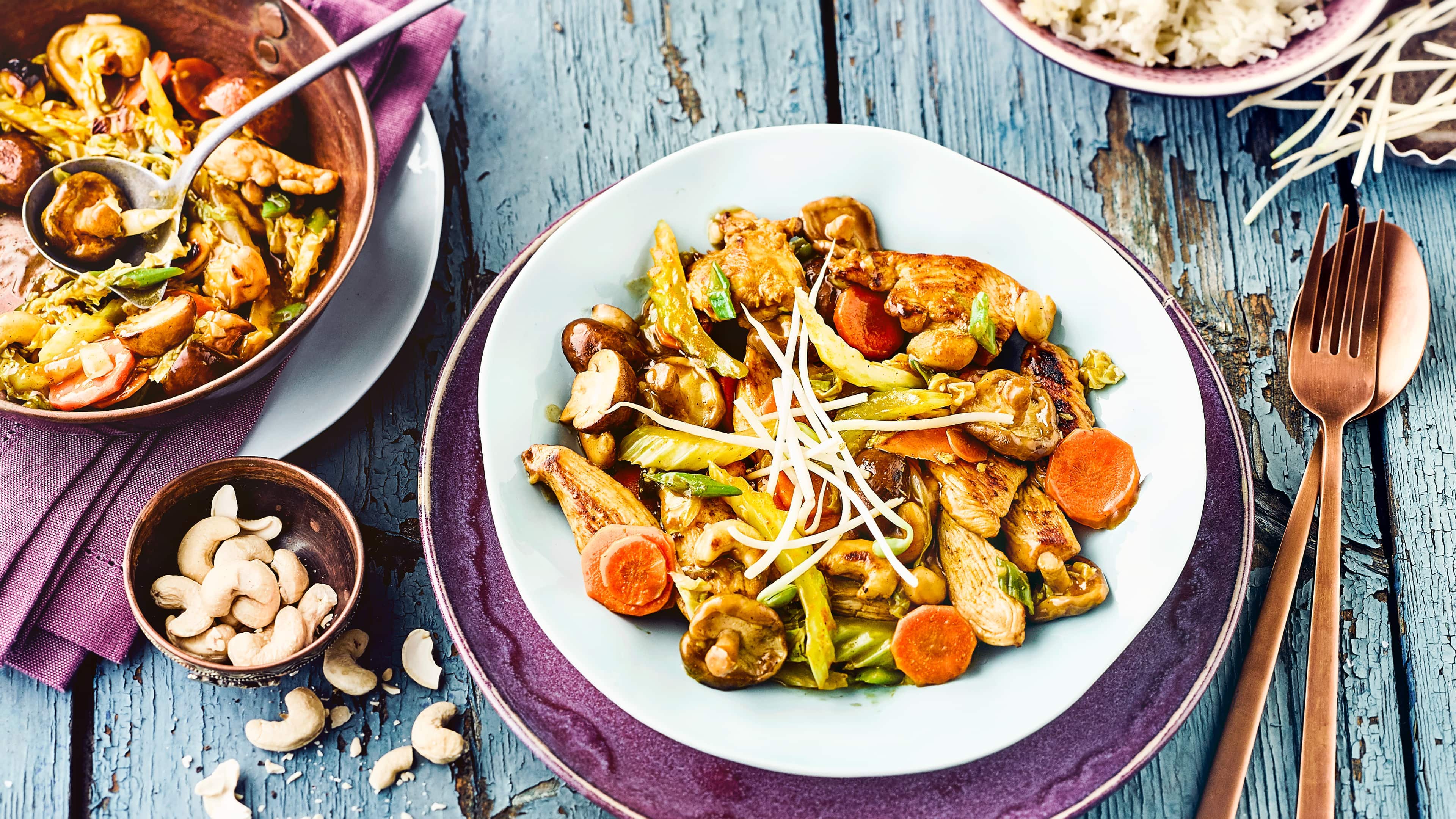 Hähnchenbrust mit Gemüse Hähnchenbrust mit knackigem Gemüse erhält durch indische Gewürze und Ingwer eine besondere Note und ist mit unserem Rezept leicht zuzubereiten.