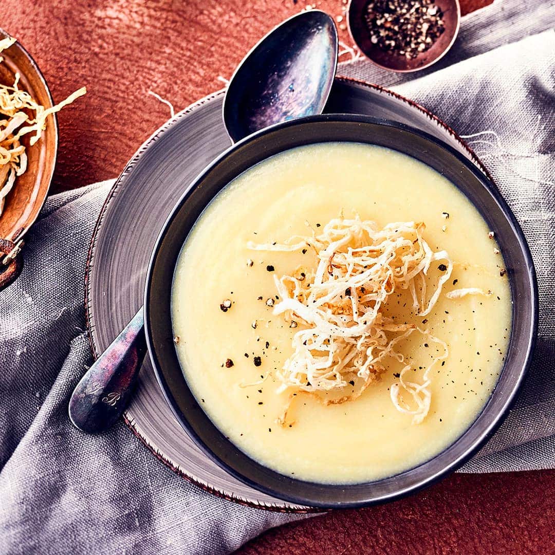 Probieren Sie unser Rezept für eine Suppe vom schwarzen Rettich mit mehligkochenden Kartoffeln und einem Schuss Weißwein mal aus – vegetarisch und lecker!