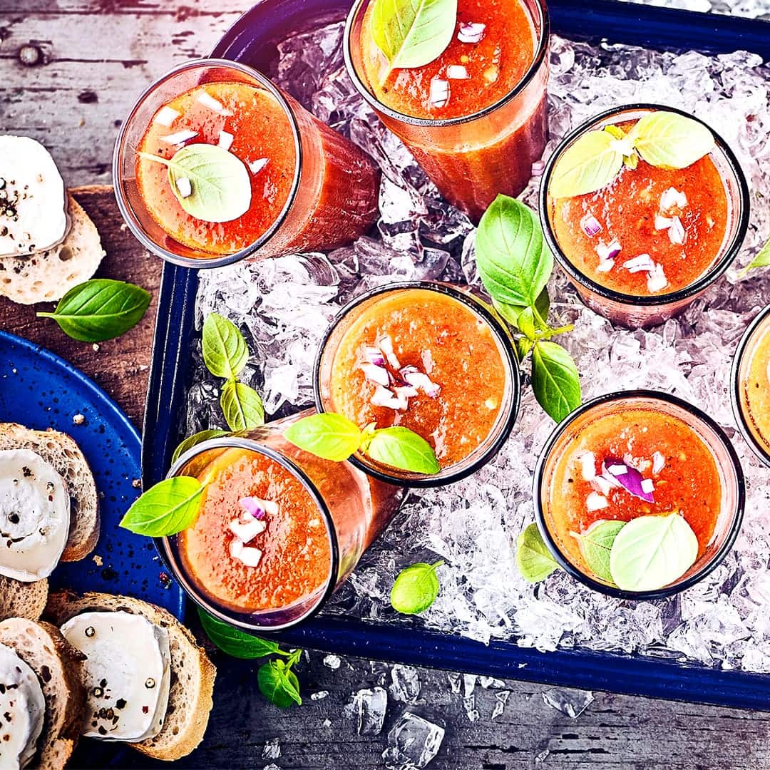 Schnelle, kalte Suppe für Ihr Büfett: Probieren Sie unsere Melonen-Tomaten-Gazpacho mit Paprika und Ingwer – perfekt bei heißen Temperaturen draußen.