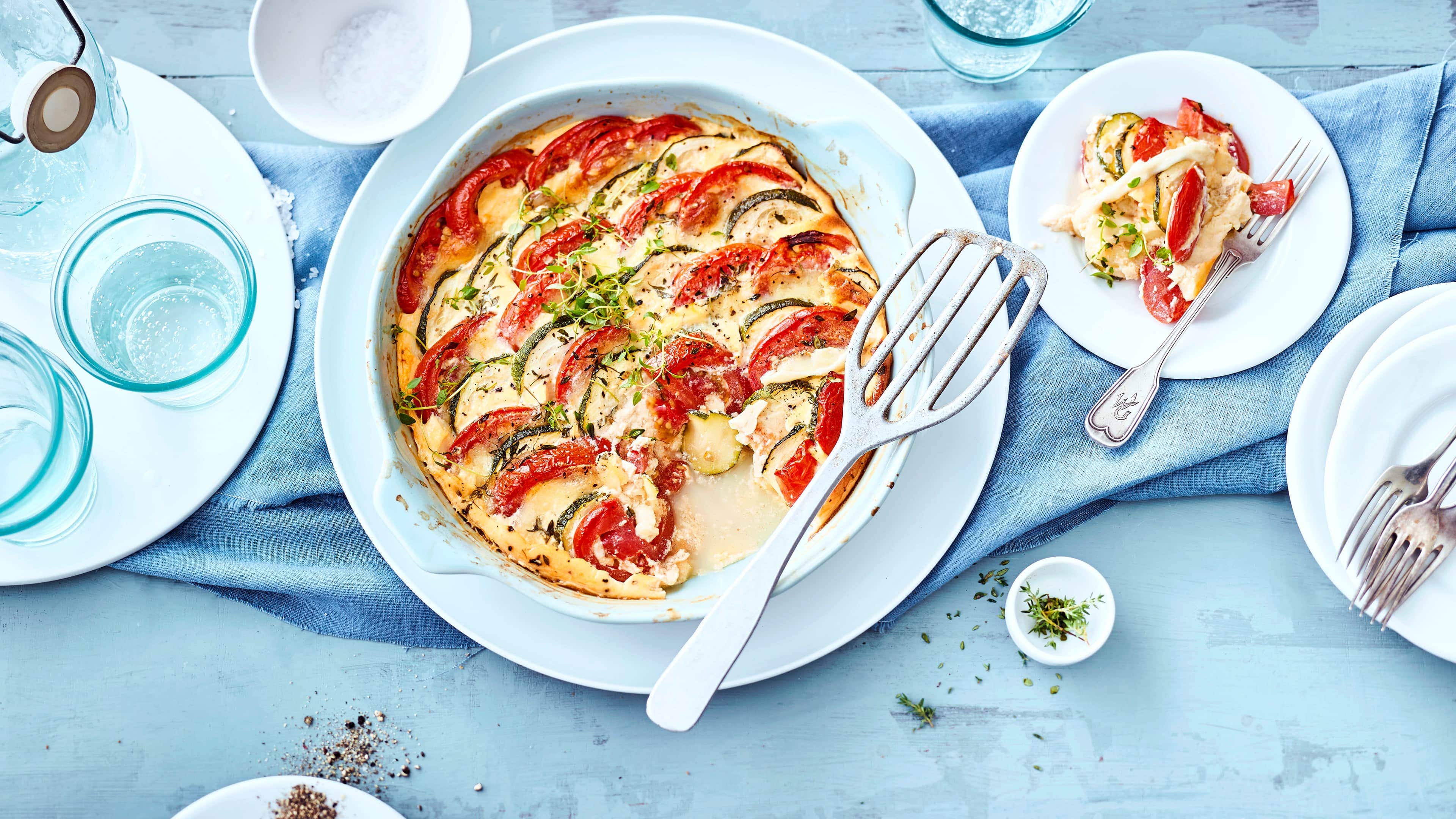 Gemüseauflauf Für unser schnelles Ofengericht brauchen Sie nur eine halbe Stunde Zeit: Probieren Sie unseren Gemüse-Auflauf mit Tomaten, Zucchini, Mozzarella und Crème fraiche – vegetarisch und lecker!
