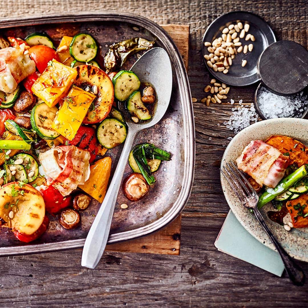 Allerlei Gemüse aromatisch gegrillt und mit Bacon-Ziegenkäse Talern kombiniert ergibt unser Rezept für einen sommerlichen Grillgemüse-Salat.